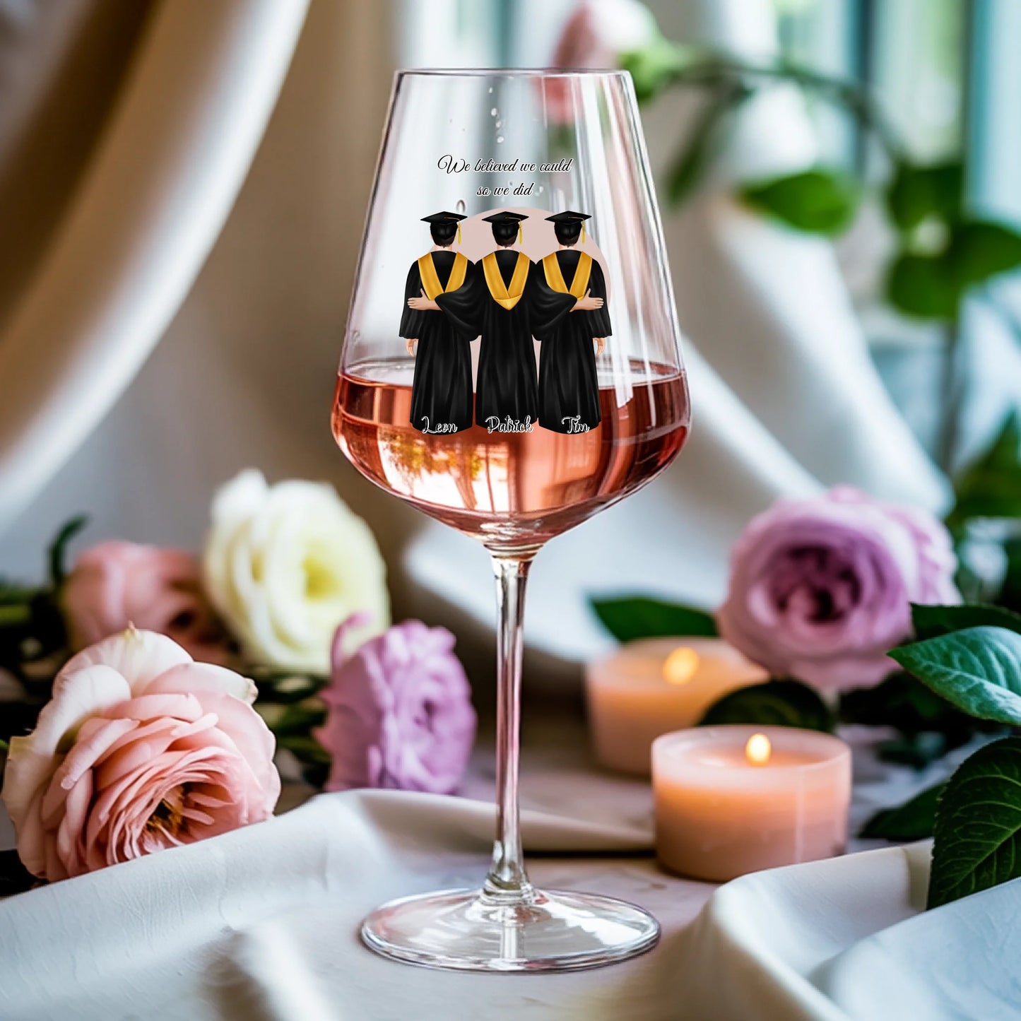 Weinglas-personalisiertes-Geschenk_0009_0003_3_a-soft-white-fabric-background-gently-dr_hbbLVLIFT8GJLVhUd2TxWw_twoo2GOIQ