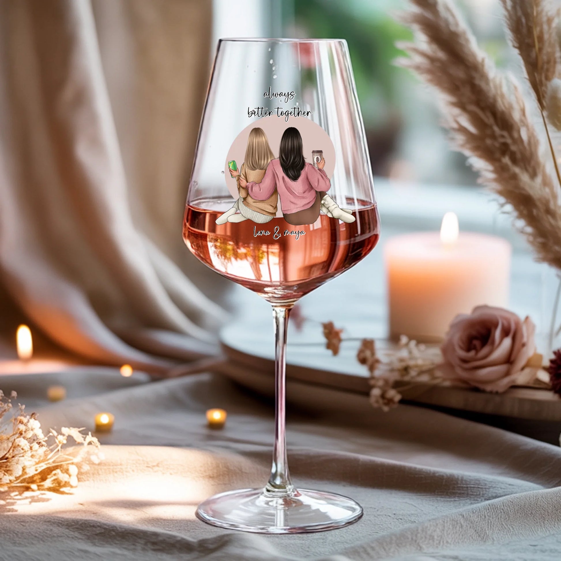 Weinglas-personalisiertes-Geschenk_0016_0001_4_a-beige-linen-background-is-present-show_RJhkBPeTRSyjbNEGHdymYg_WiXDhaHnQ