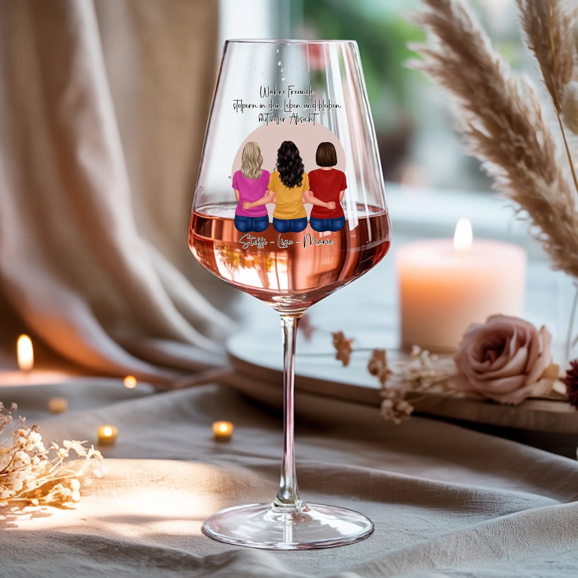 Weinglas-personalisiertes-Geschenk_0016_0001_4_a-beige-linen-background-is-present-show_RJhkBPeTRSyjbNEGHdymYg_WiXDhaHnQ
