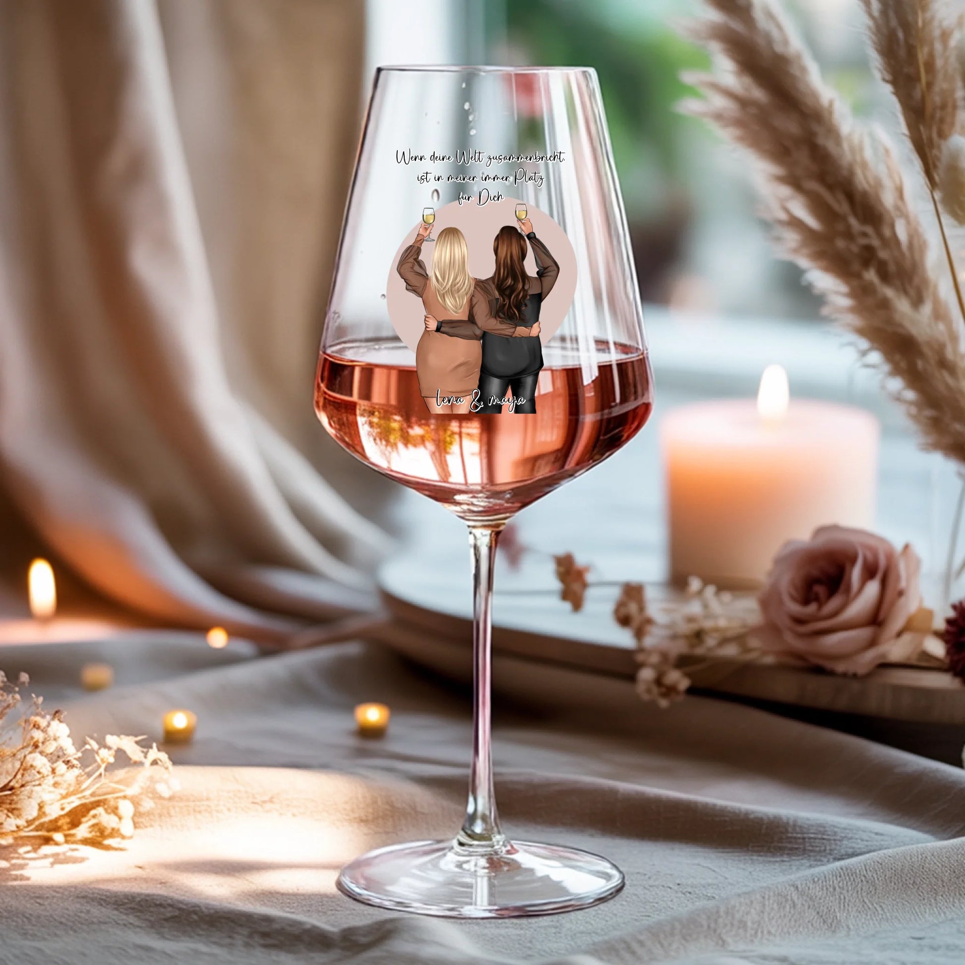 Weinglas-personalisiertes-Geschenk_0016_0001_4_a-beige-linen-background-is-present-show_RJhkBPeTRSyjbNEGHdymYg_WiXDhaHnQ