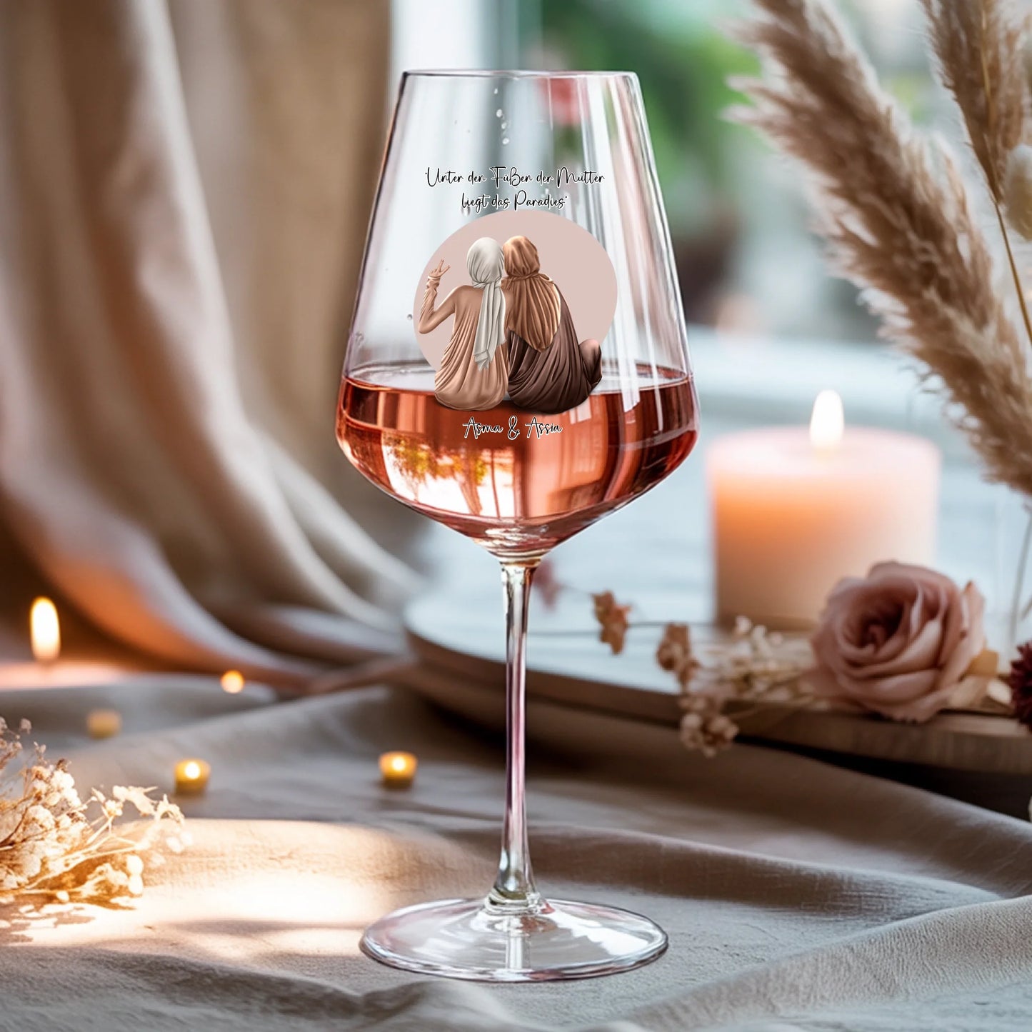 Weinglas-personalisiertes-Geschenk_0016_0001_4_a-beige-linen-background-is-present-show_RJhkBPeTRSyjbNEGHdymYg_WiXDhaHnQ