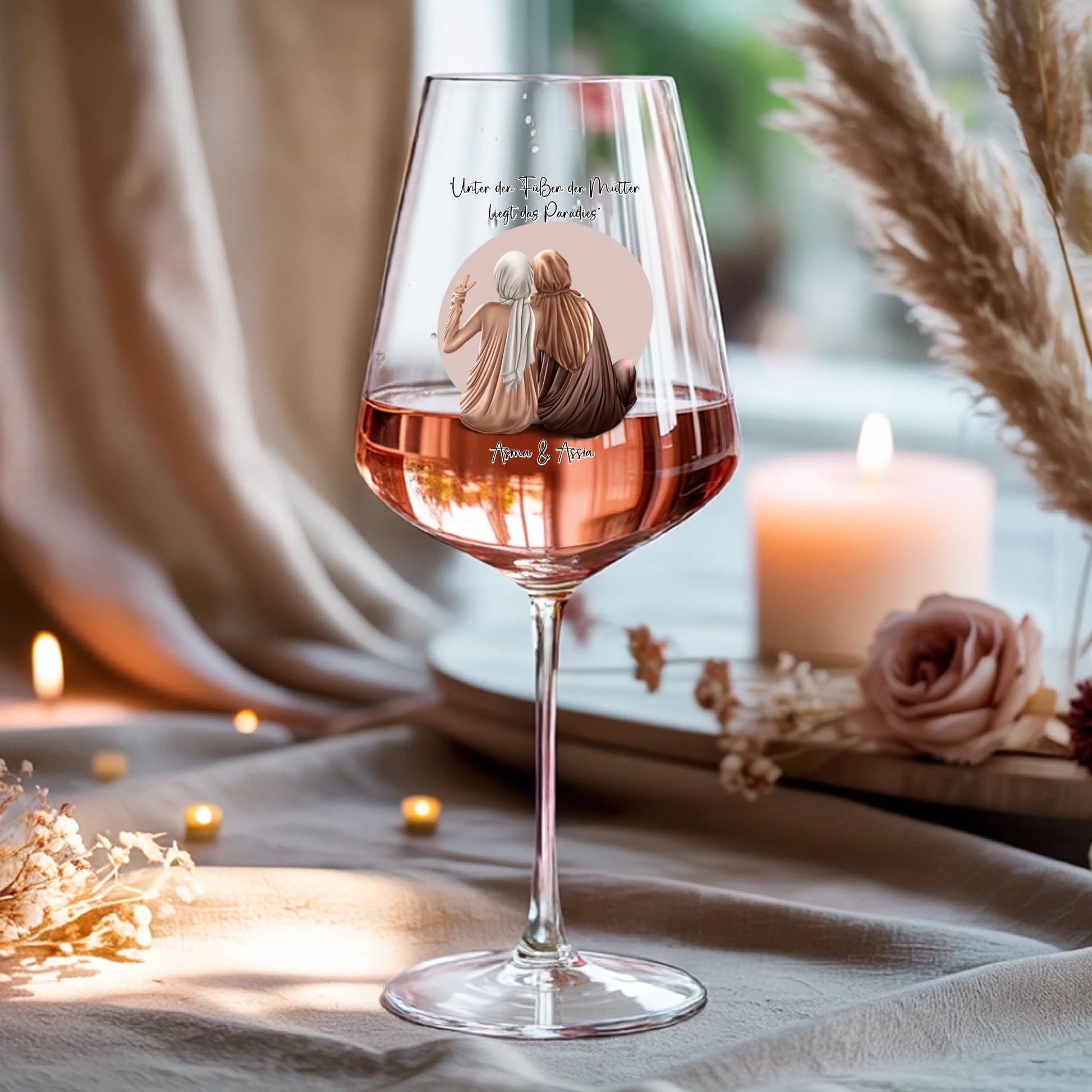 Weinglas-personalisiertes-Geschenk_0016_0001_4_a-beige-linen-background-is-present-show_RJhkBPeTRSyjbNEGHdymYg_WiXDhaHnQ