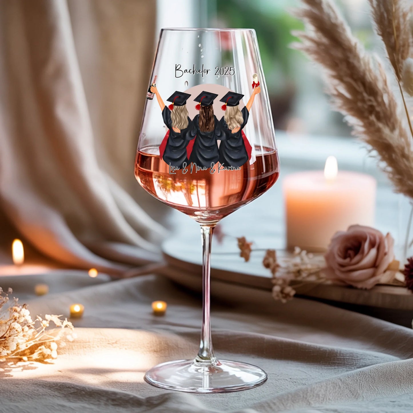 Weinglas-personalisiertes-Geschenk_0016_0001_4_a-beige-linen-background-is-present-show_RJhkBPeTRSyjbNEGHdymYg_WiXDhaHnQ