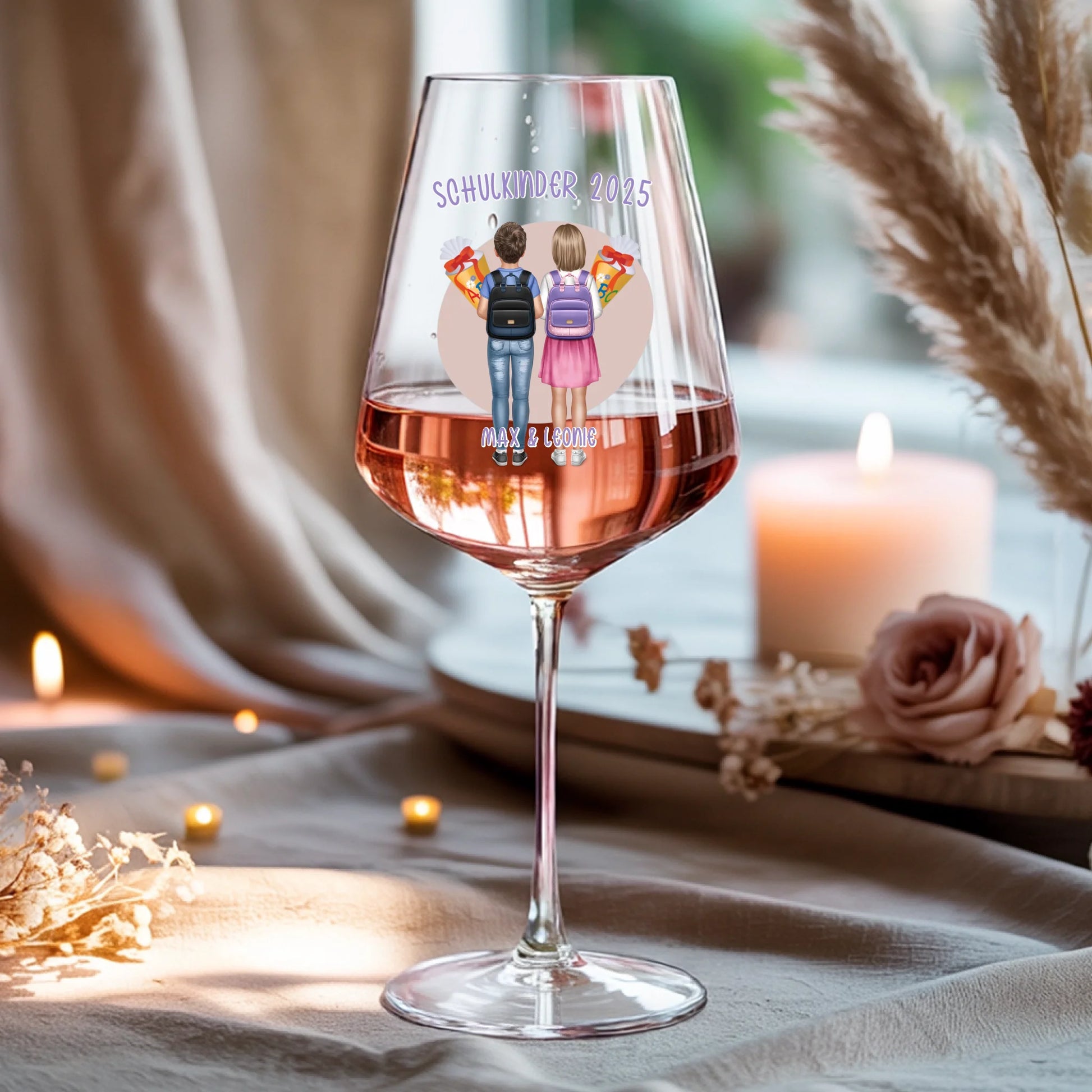 Weinglas-personalisiertes-Geschenk_0016_0001_4_a-beige-linen-background-is-present-show_RJhkBPeTRSyjbNEGHdymYg_WiXDhaHnQ