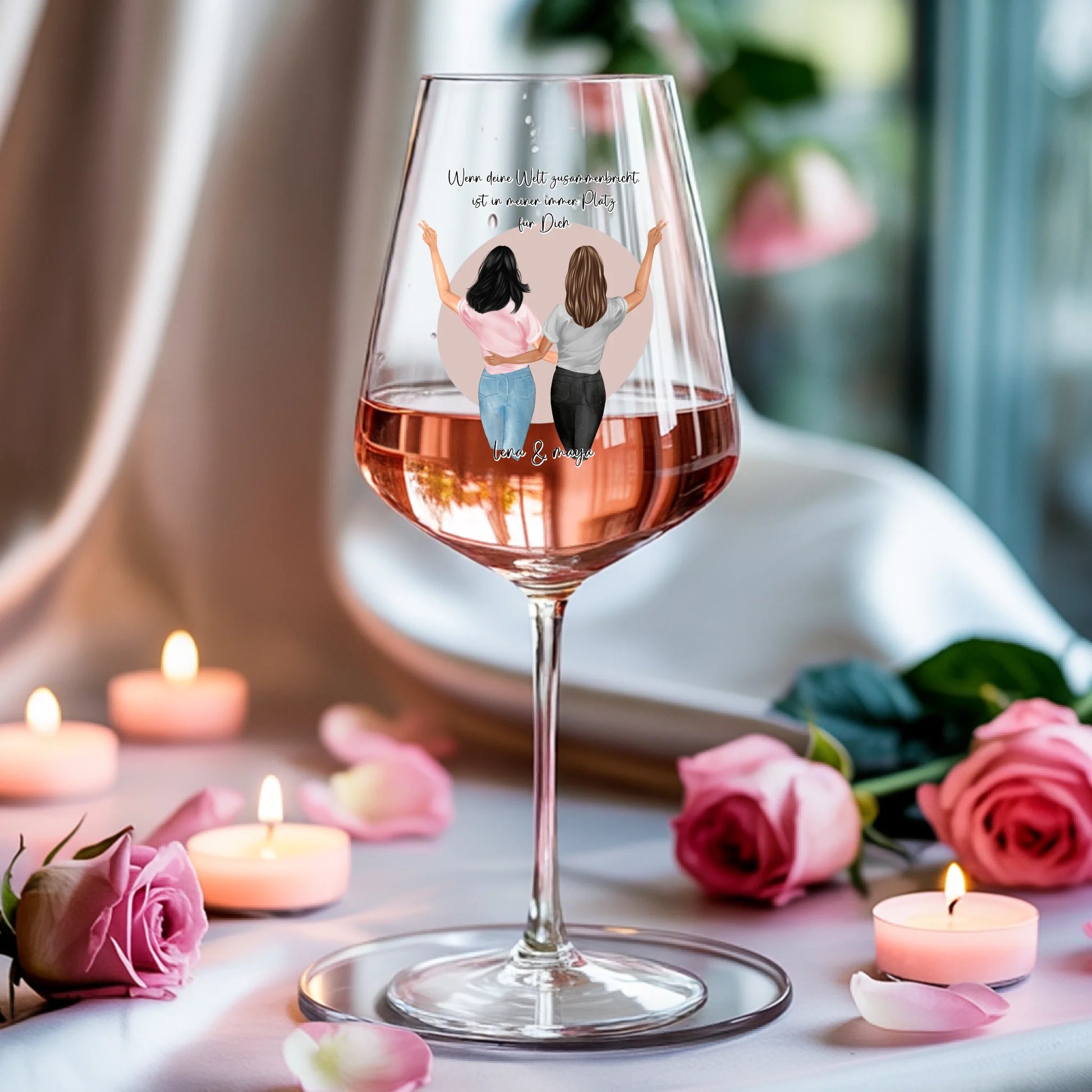 Weinglas-personalisiertes-Geschenk_0005_0004_3_a-soft-white-fabric-background-is-draped_XZk7X2P6QIqx85a1gqN-tg_HVdTCo_ZS