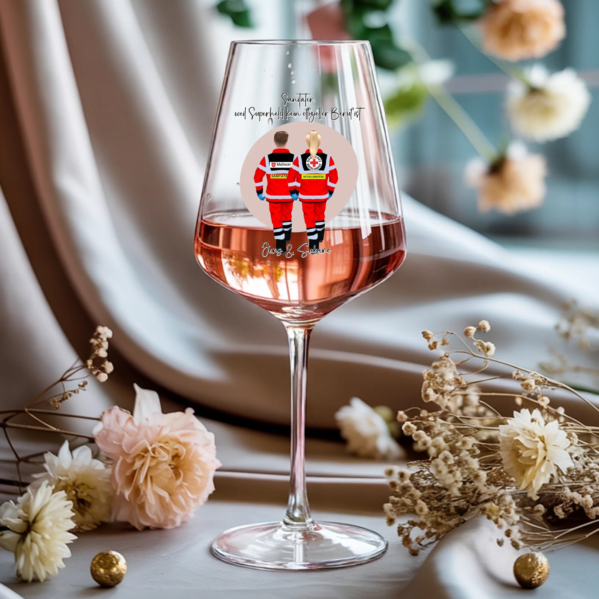 Weinglas-personalisiertes-Geschenk_0015_0002_1_a-rose-wine-glass-rests-gracefully-on-a-_WwBDbCwhQg-KGj6pVA5iqw_pt350IPER