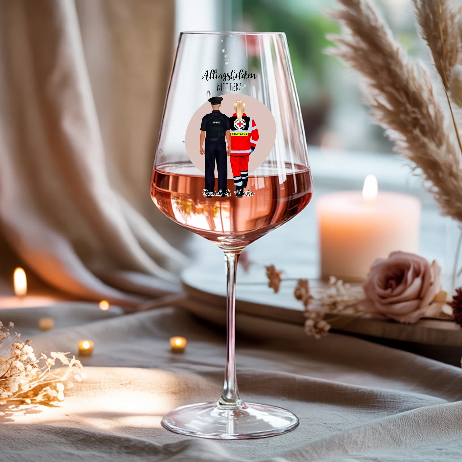 Weinglas-personalisiertes-Geschenk_0016_0001_4_a-beige-linen-background-is-present-show_RJhkBPeTRSyjbNEGHdymYg_WiXDhaHnQ