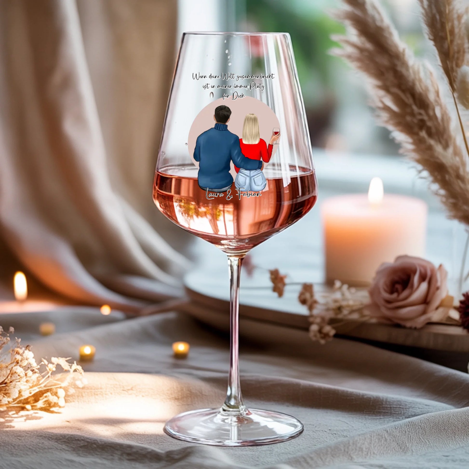 Weinglas-personalisiertes-Geschenk_0016_0001_4_a-beige-linen-background-is-present-show_RJhkBPeTRSyjbNEGHdymYg_WiXDhaHnQ