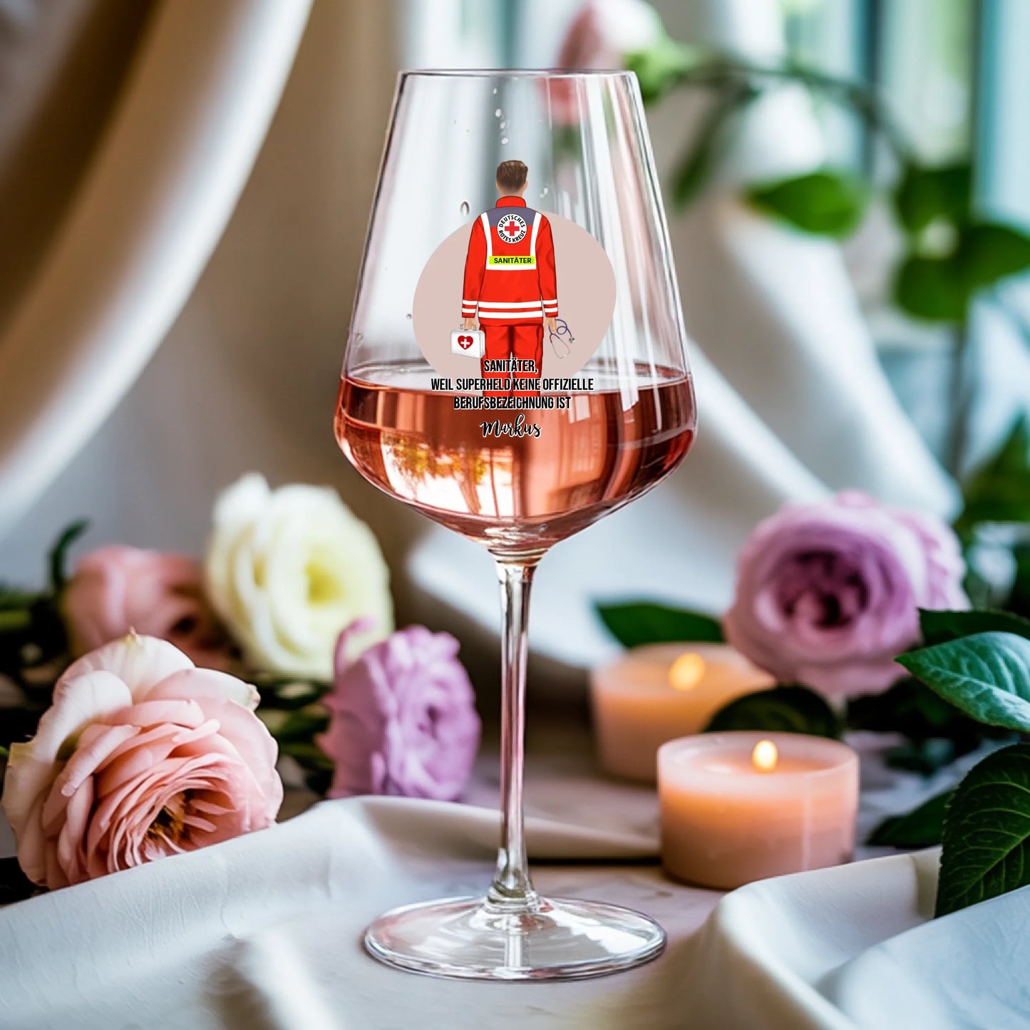 Weinglas-personalisiertes-Geschenk_0009_0003_3_a-soft-white-fabric-background-gently-dr_hbbLVLIFT8GJLVhUd2TxWw_twoo2GOIQ