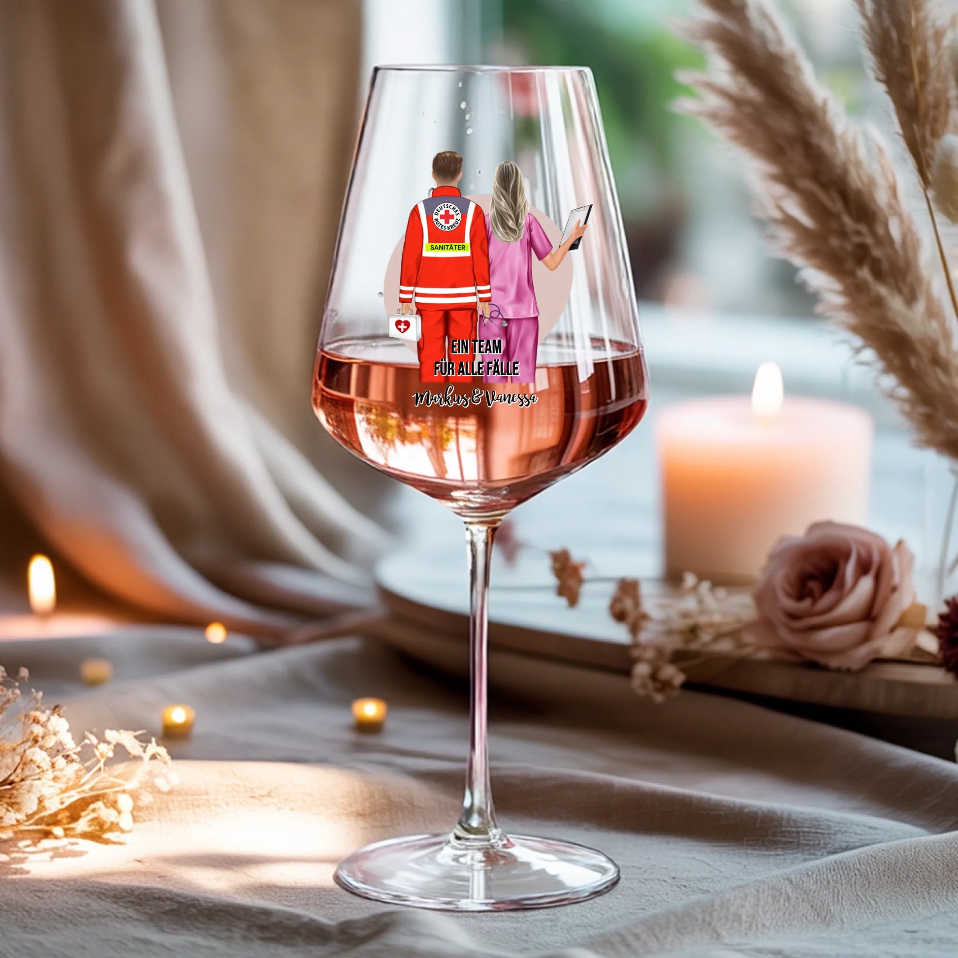 Weinglas-personalisiertes-Geschenk_0016_0001_4_a-beige-linen-background-is-present-show_RJhkBPeTRSyjbNEGHdymYg_WiXDhaHnQ