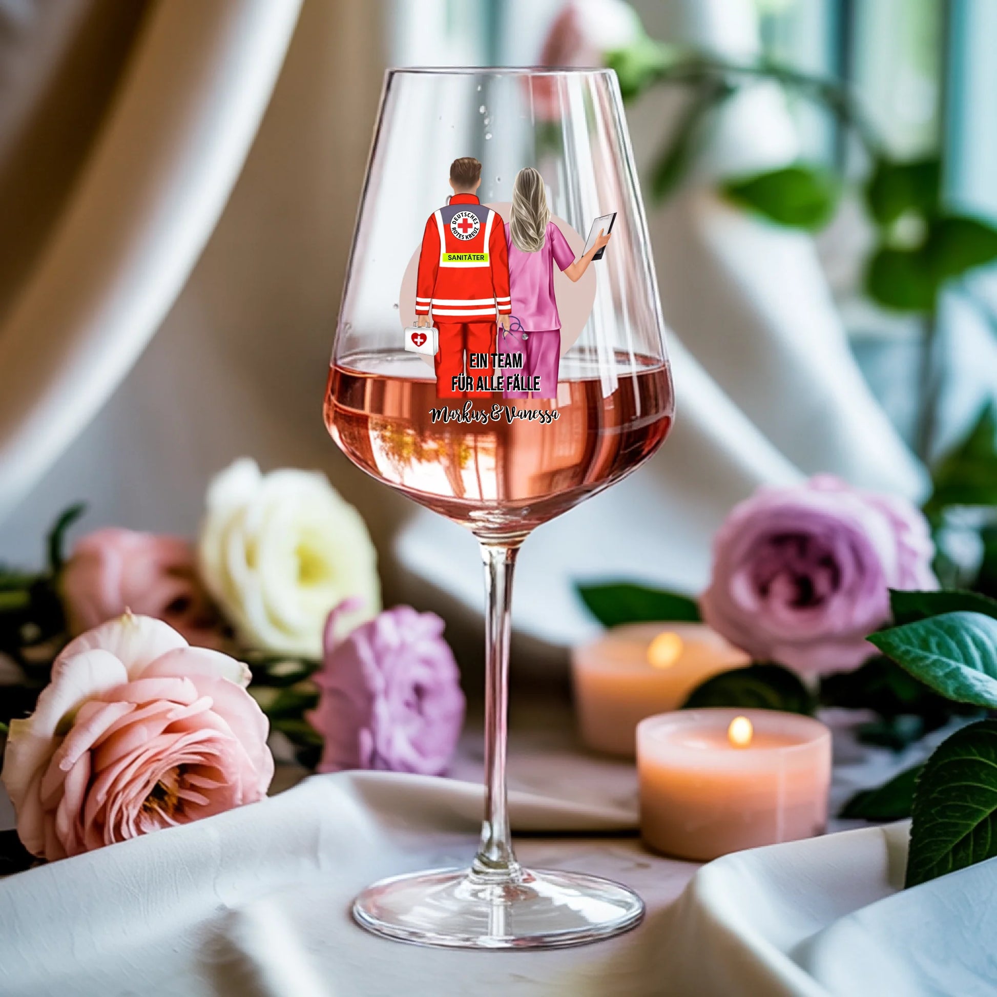 Weinglas-personalisiertes-Geschenk_0009_0003_3_a-soft-white-fabric-background-gently-dr_hbbLVLIFT8GJLVhUd2TxWw_twoo2GOIQ