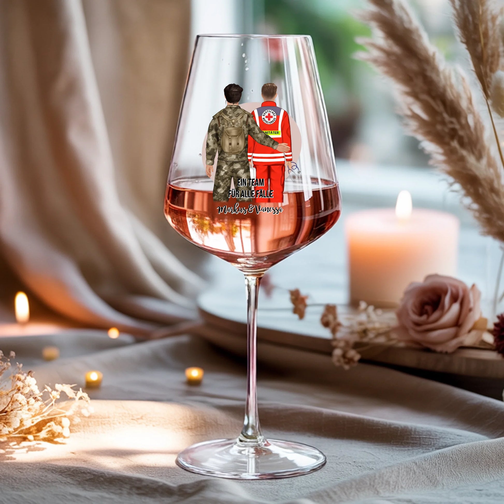 Weinglas-personalisiertes-Geschenk_0016_0001_4_a-beige-linen-background-is-present-show_RJhkBPeTRSyjbNEGHdymYg_WiXDhaHnQ