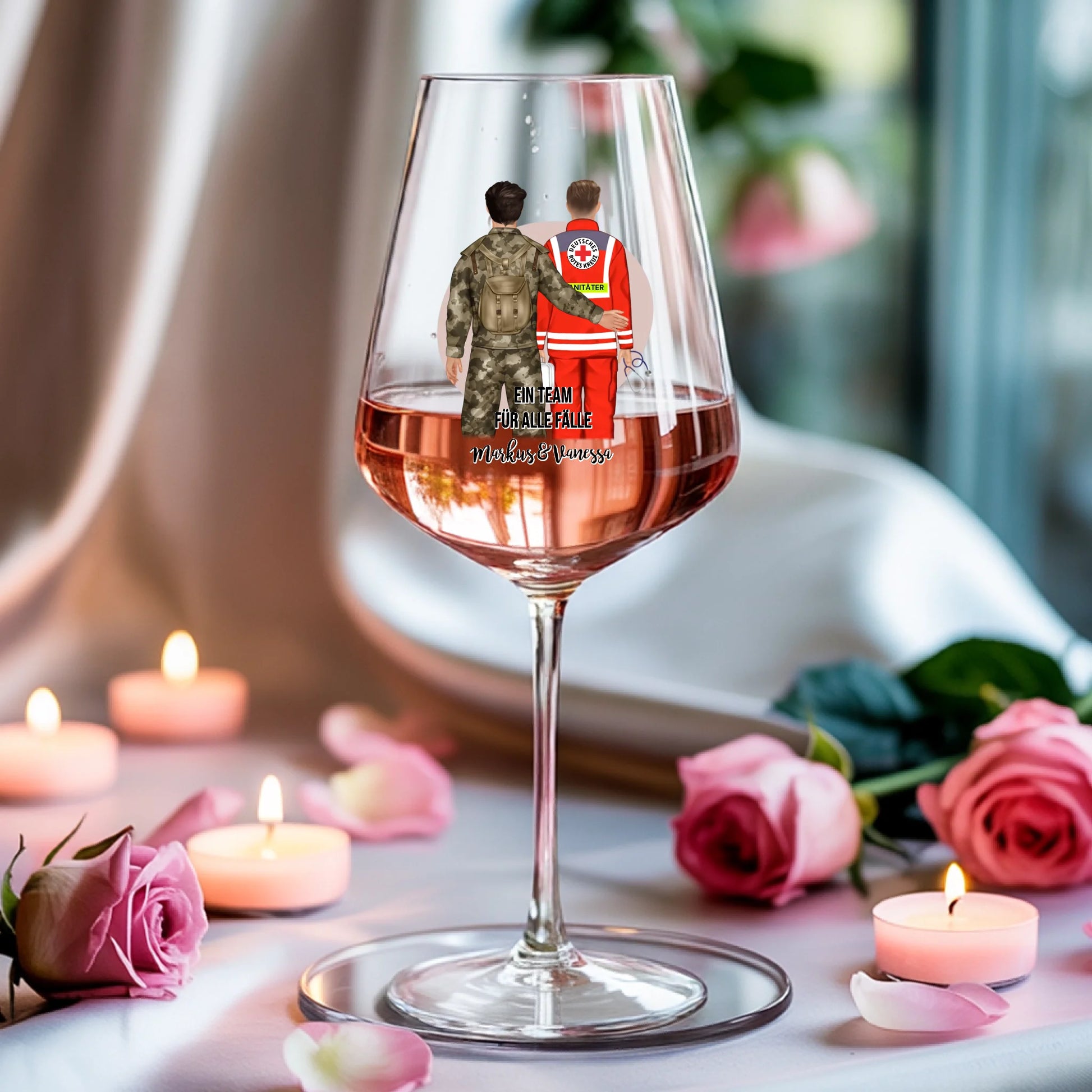 Weinglas-personalisiertes-Geschenk_0005_0004_3_a-soft-white-fabric-background-is-draped_XZk7X2P6QIqx85a1gqN-tg_HVdTCo_ZS