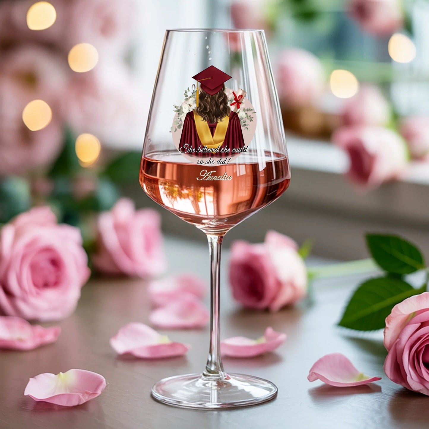 Weinglas-personalisiertes-Geschenk_0003_0005_2_a-soft-feminine-background-with-scattere_Pys1NVnvS-eulXehBk-dLQ_GueaOQ5LQ