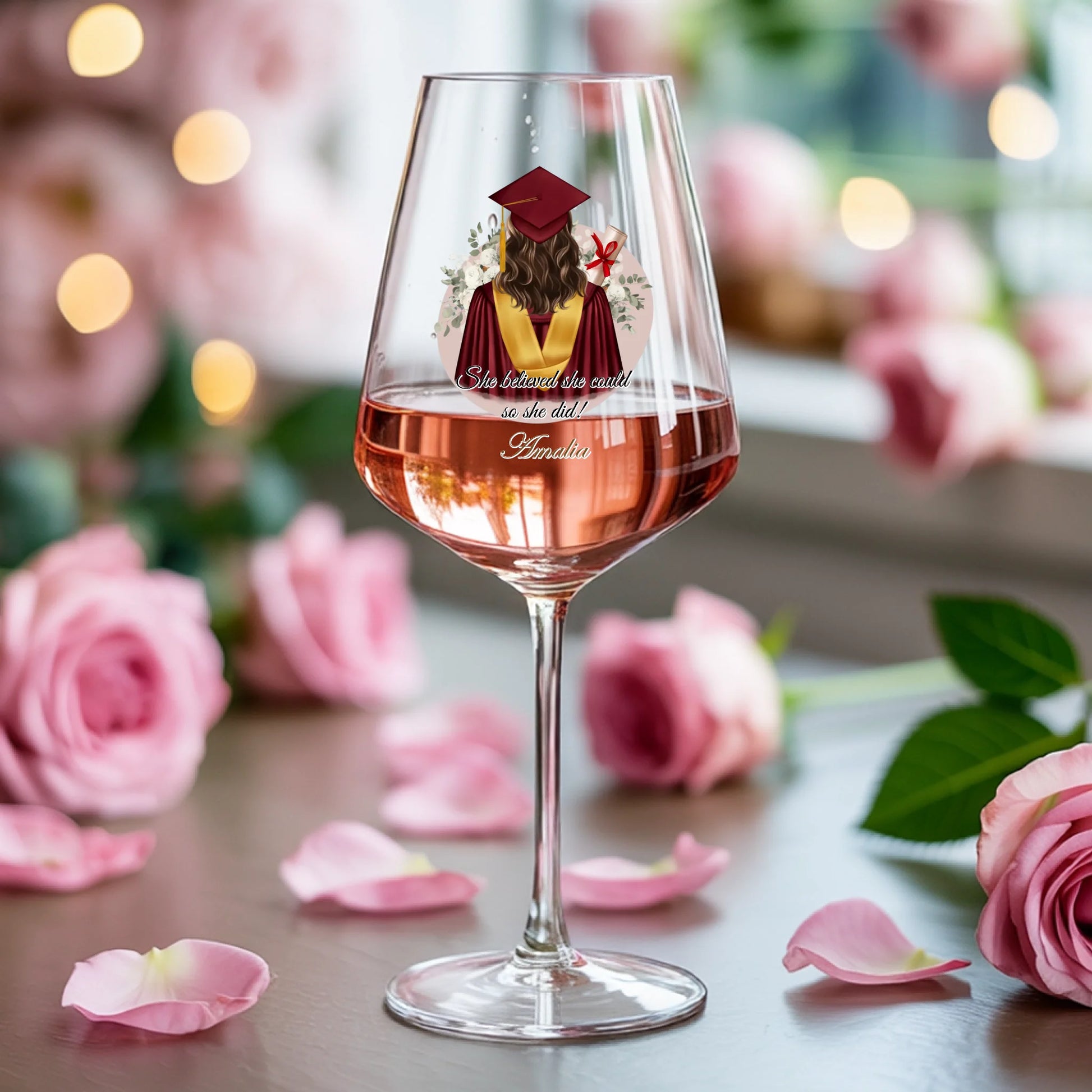 Weinglas-personalisiertes-Geschenk_0003_0005_2_a-soft-feminine-background-with-scattere_Pys1NVnvS-eulXehBk-dLQ_GueaOQ5LQ