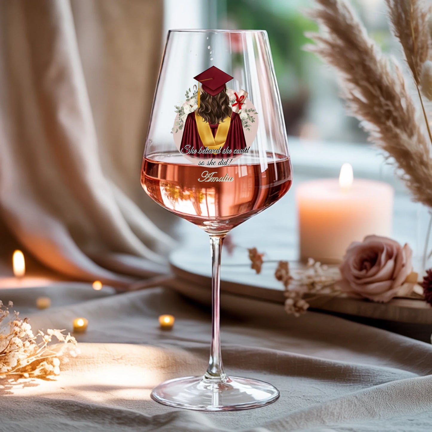 Weinglas-personalisiertes-Geschenk_0016_0001_4_a-beige-linen-background-is-present-show_RJhkBPeTRSyjbNEGHdymYg_WiXDhaHnQ