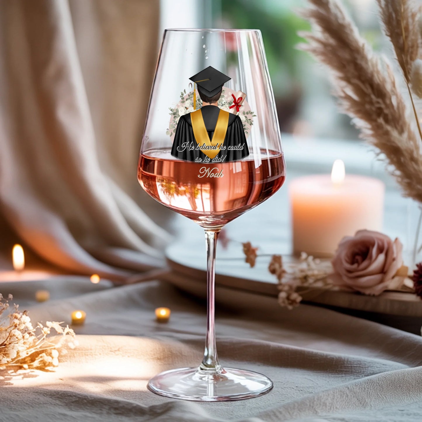 Weinglas-personalisiertes-Geschenk_0016_0001_4_a-beige-linen-background-is-present-show_RJhkBPeTRSyjbNEGHdymYg_WiXDhaHnQ
