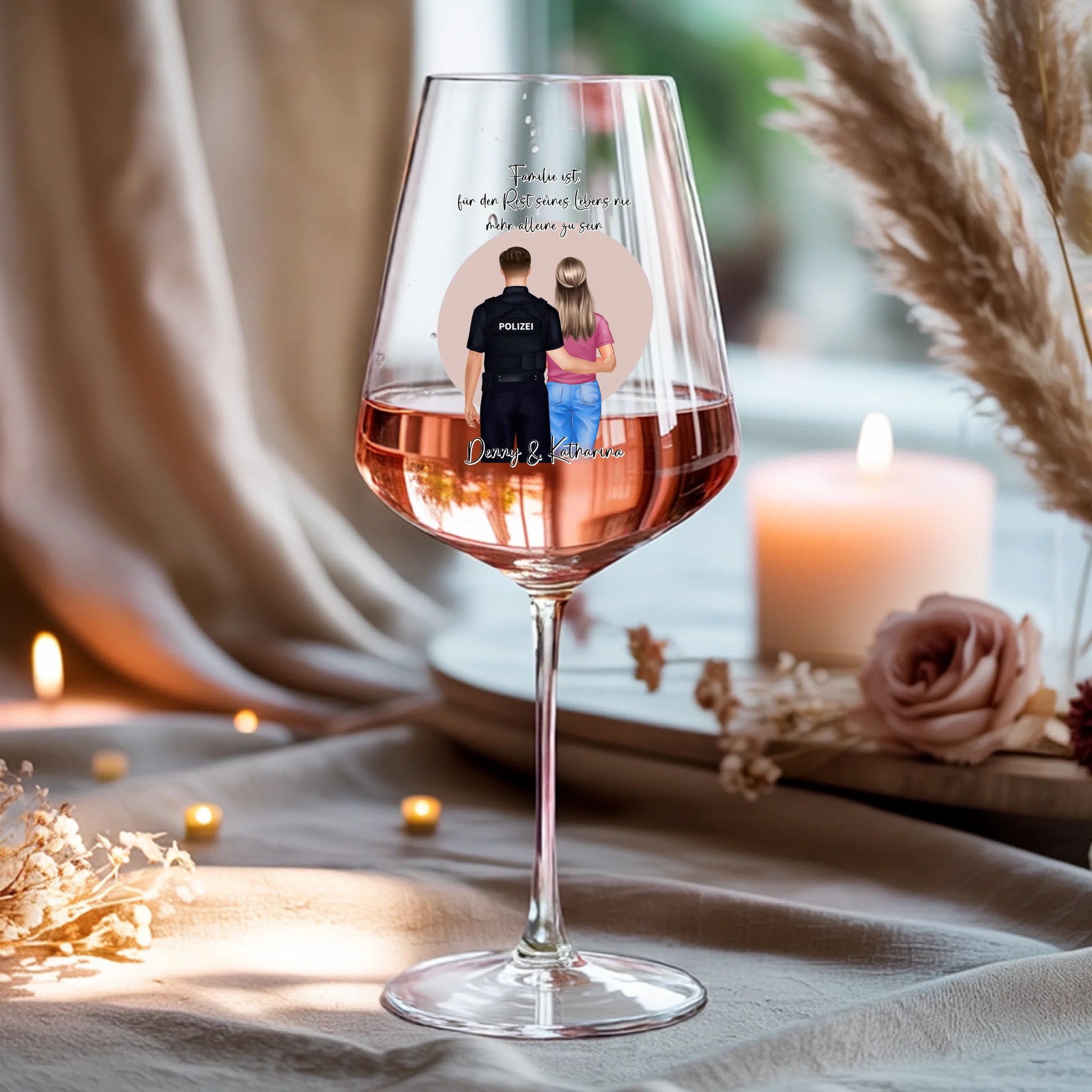Weinglas-personalisiertes-Geschenk_0016_0001_4_a-beige-linen-background-is-present-show_RJhkBPeTRSyjbNEGHdymYg_WiXDhaHnQ