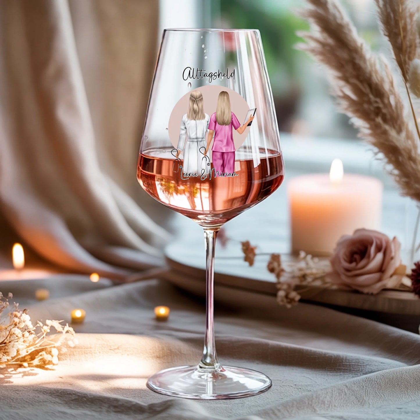 Weinglas-personalisiertes-Geschenk_0016_0001_4_a-beige-linen-background-is-present-show_RJhkBPeTRSyjbNEGHdymYg_WiXDhaHnQ
