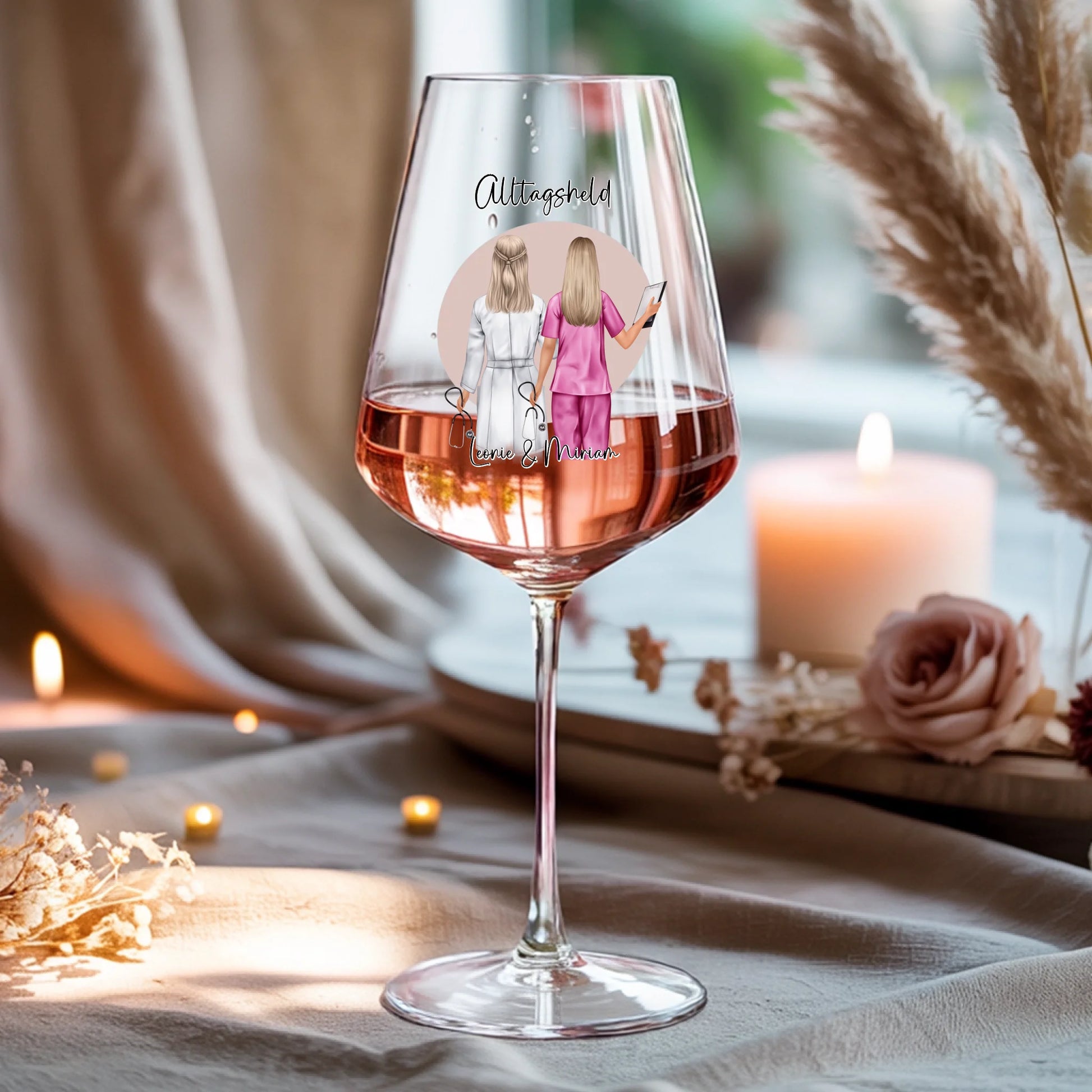 Weinglas-personalisiertes-Geschenk_0016_0001_4_a-beige-linen-background-is-present-show_RJhkBPeTRSyjbNEGHdymYg_WiXDhaHnQ