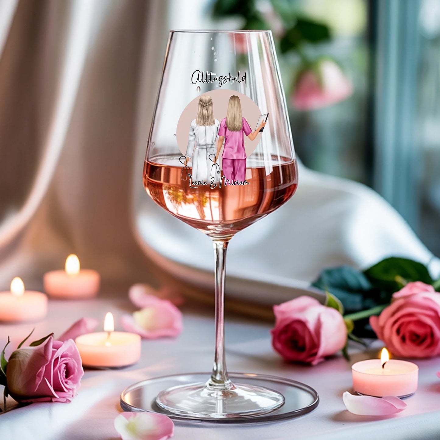 Weinglas-personalisiertes-Geschenk_0005_0004_3_a-soft-white-fabric-background-is-draped_XZk7X2P6QIqx85a1gqN-tg_HVdTCo_ZS
