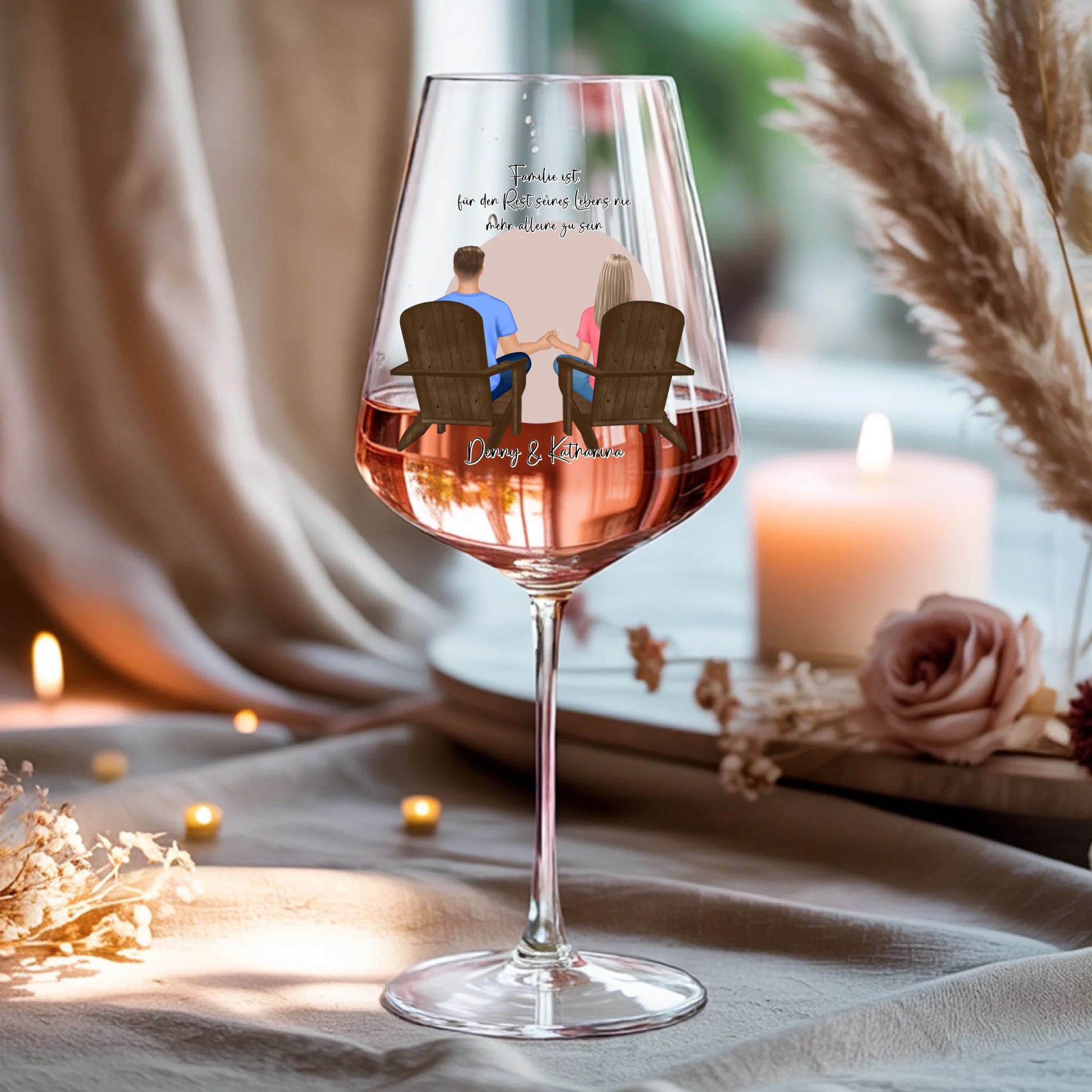 Weinglas-personalisiertes-Geschenk_0016_0001_4_a-beige-linen-background-is-present-show_RJhkBPeTRSyjbNEGHdymYg_WiXDhaHnQ