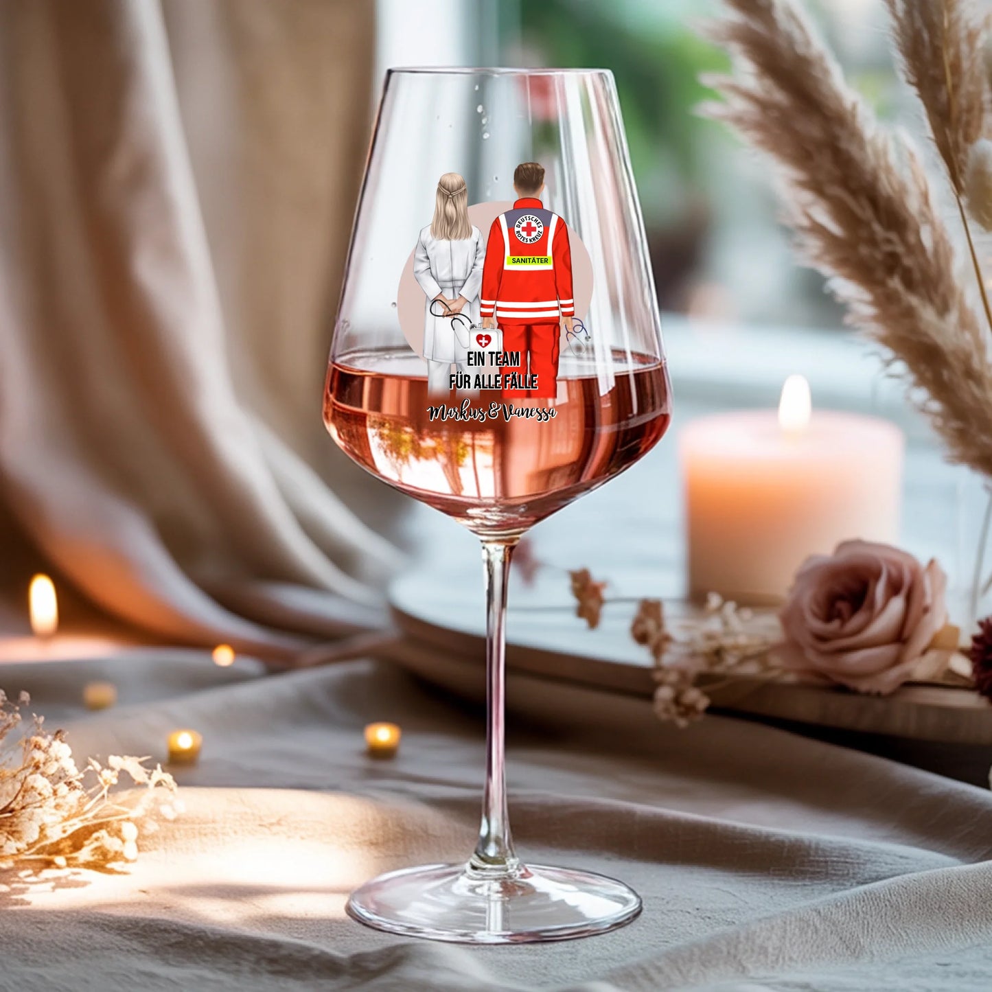 Weinglas-personalisiertes-Geschenk_0016_0001_4_a-beige-linen-background-is-present-show_RJhkBPeTRSyjbNEGHdymYg_WiXDhaHnQ