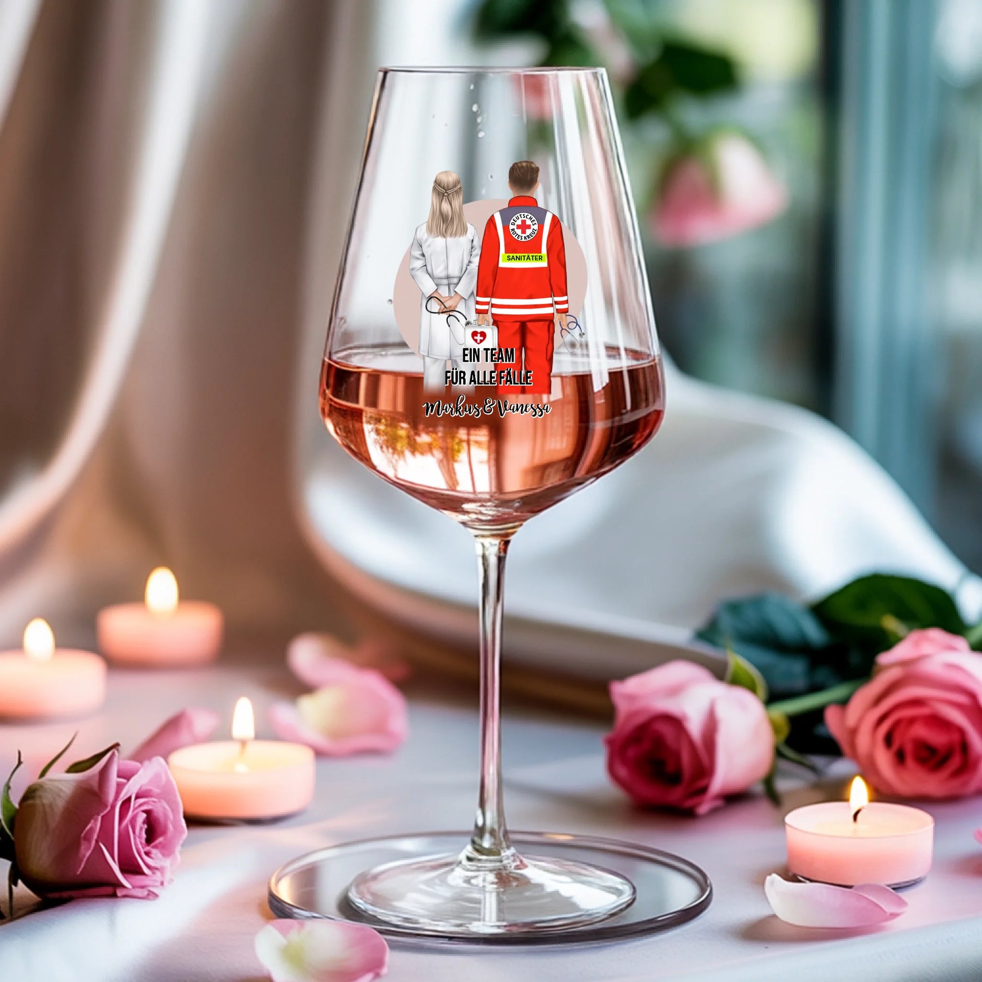 Weinglas-personalisiertes-Geschenk_0005_0004_3_a-soft-white-fabric-background-is-draped_XZk7X2P6QIqx85a1gqN-tg_HVdTCo_ZS
