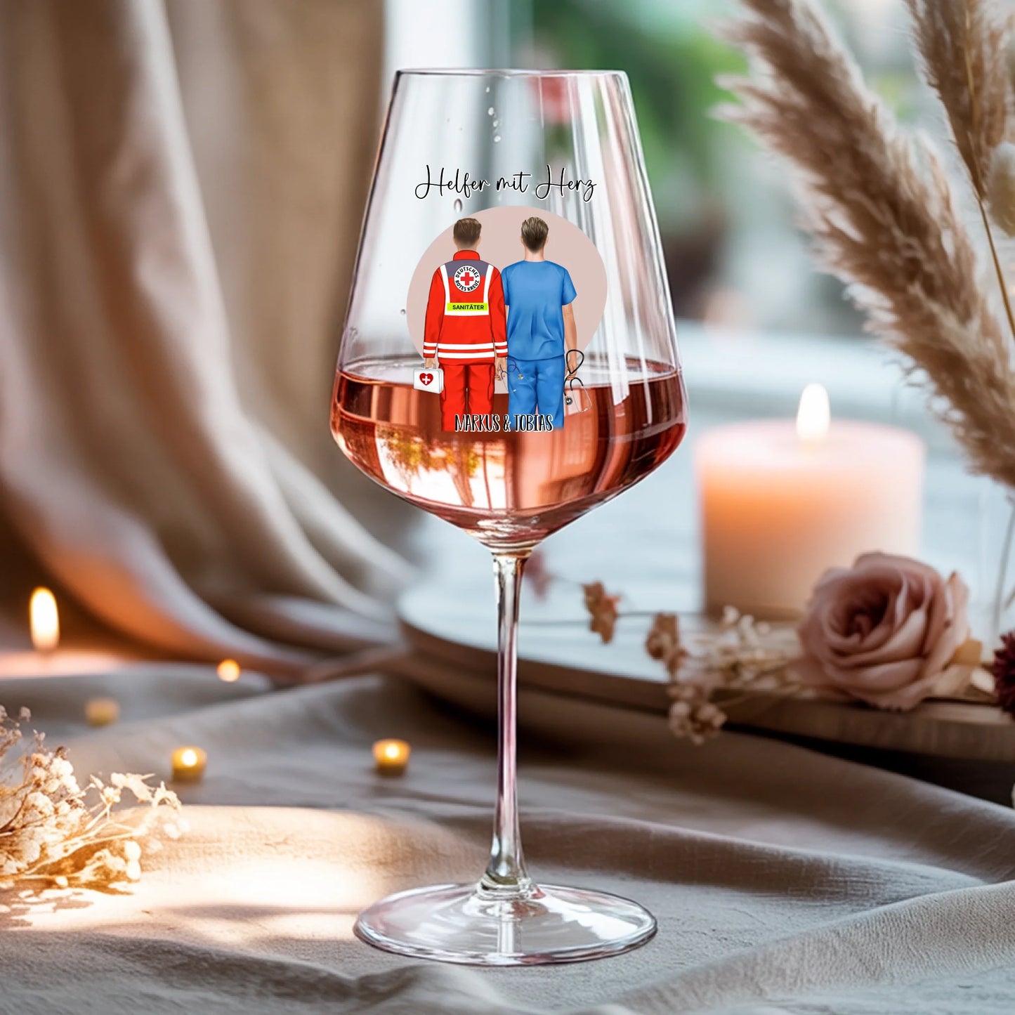 Weinglas-personalisiertes-Geschenk_0016_0001_4_a-beige-linen-background-is-present-show_RJhkBPeTRSyjbNEGHdymYg_WiXDhaHnQ