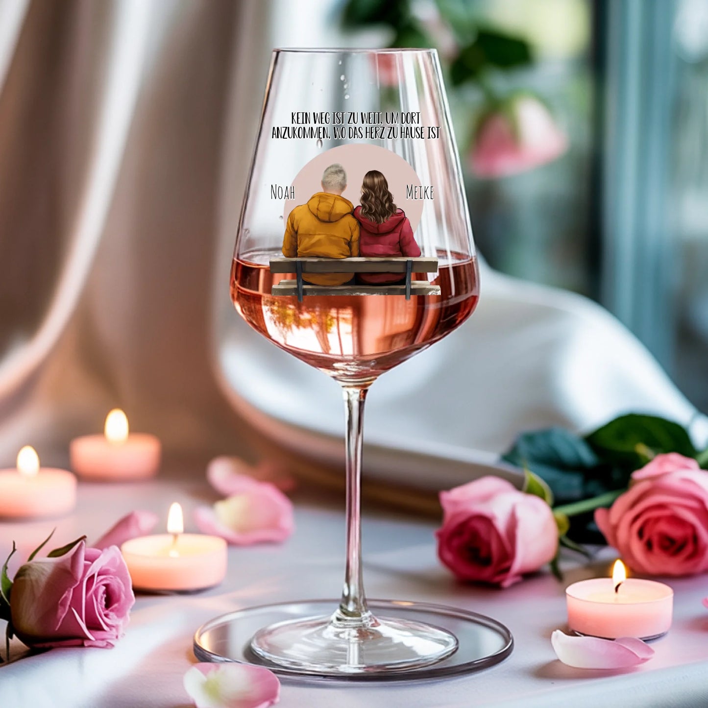 Weinglas-personalisiertes-Geschenk_0005_0004_3_a-soft-white-fabric-background-is-draped_XZk7X2P6QIqx85a1gqN-tg_HVdTCo_ZS