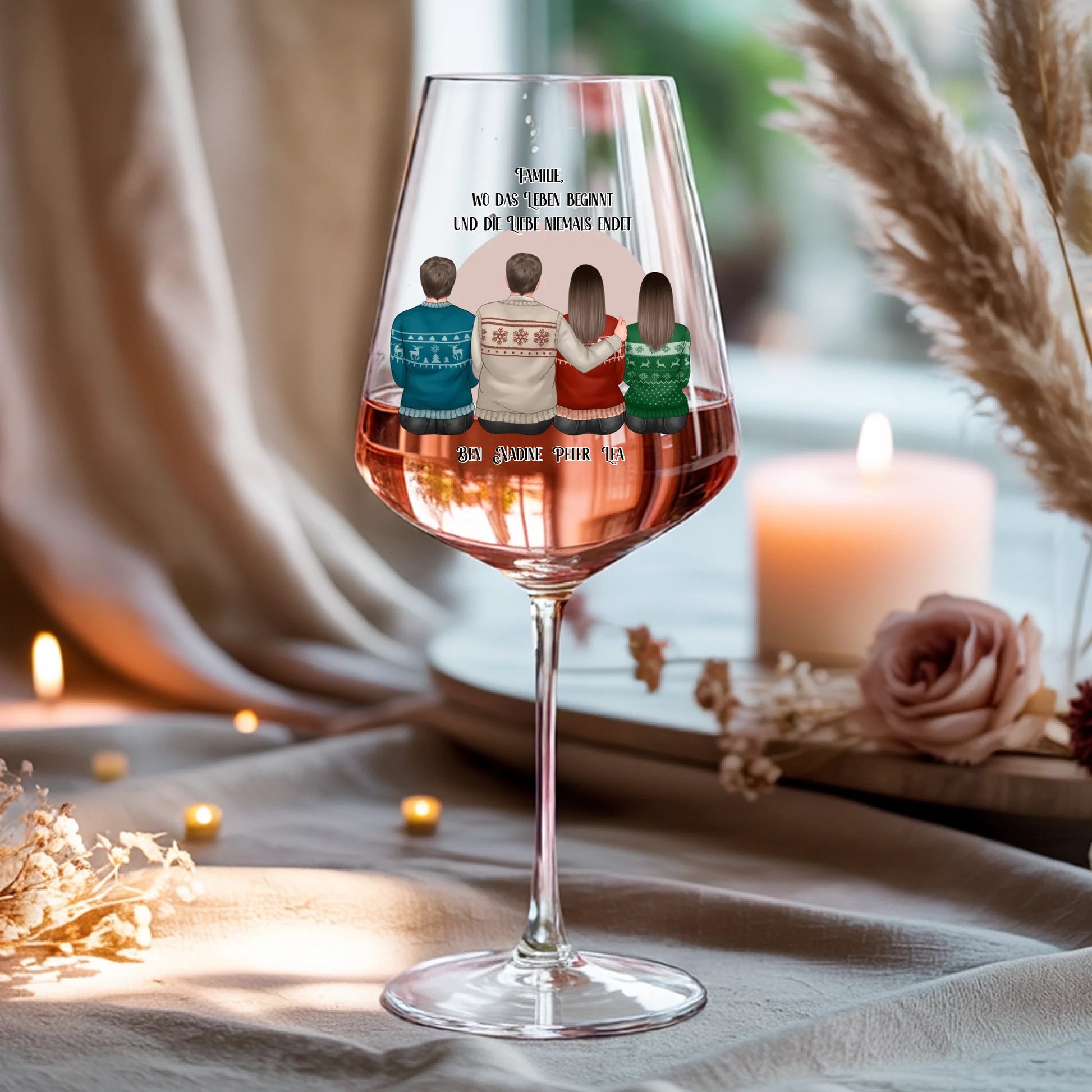 Weinglas-personalisiertes-Geschenk_0016_0001_4_a-beige-linen-background-is-present-show_RJhkBPeTRSyjbNEGHdymYg_WiXDhaHnQ