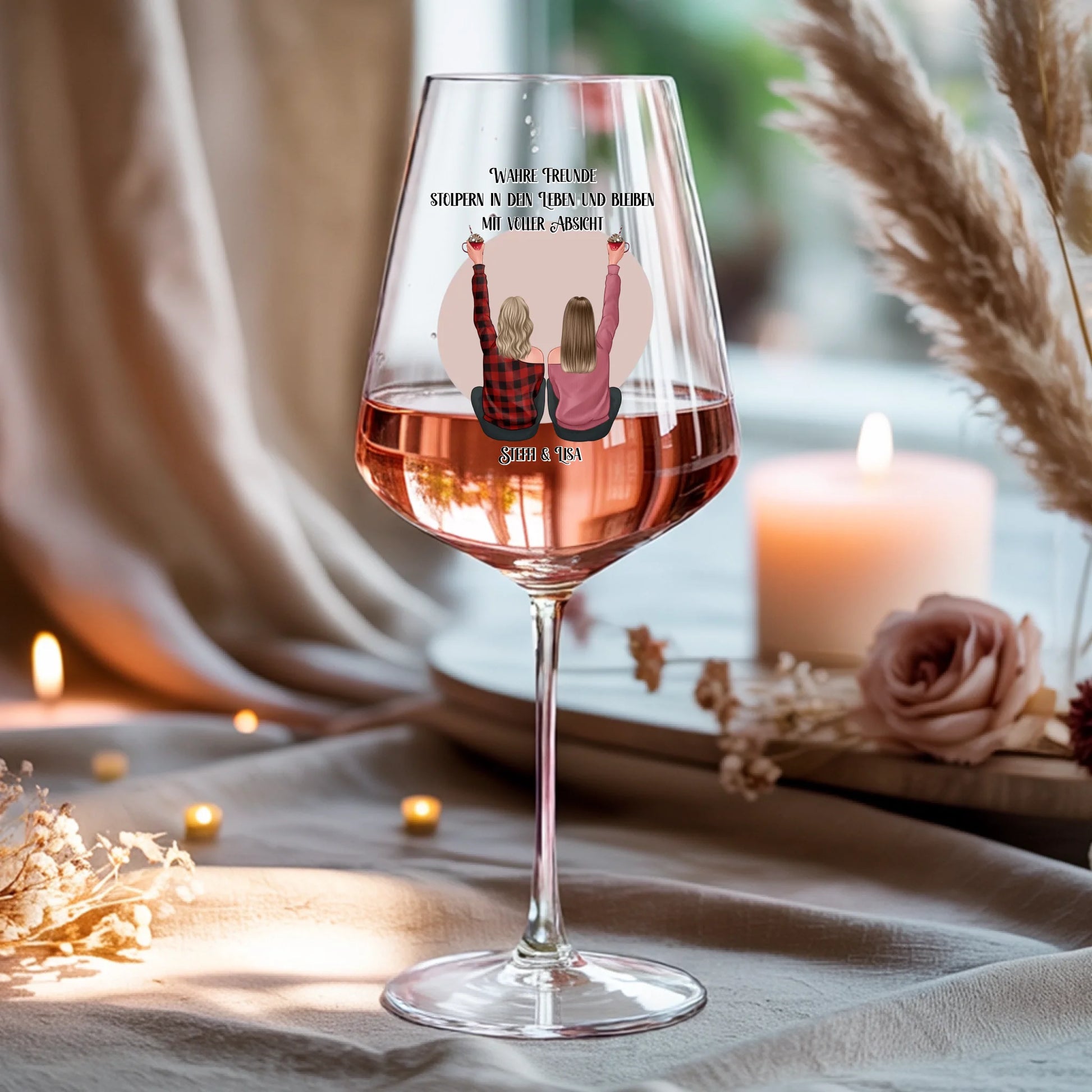 Weinglas-personalisiertes-Geschenk_0016_0001_4_a-beige-linen-background-is-present-show_RJhkBPeTRSyjbNEGHdymYg_WiXDhaHnQ
