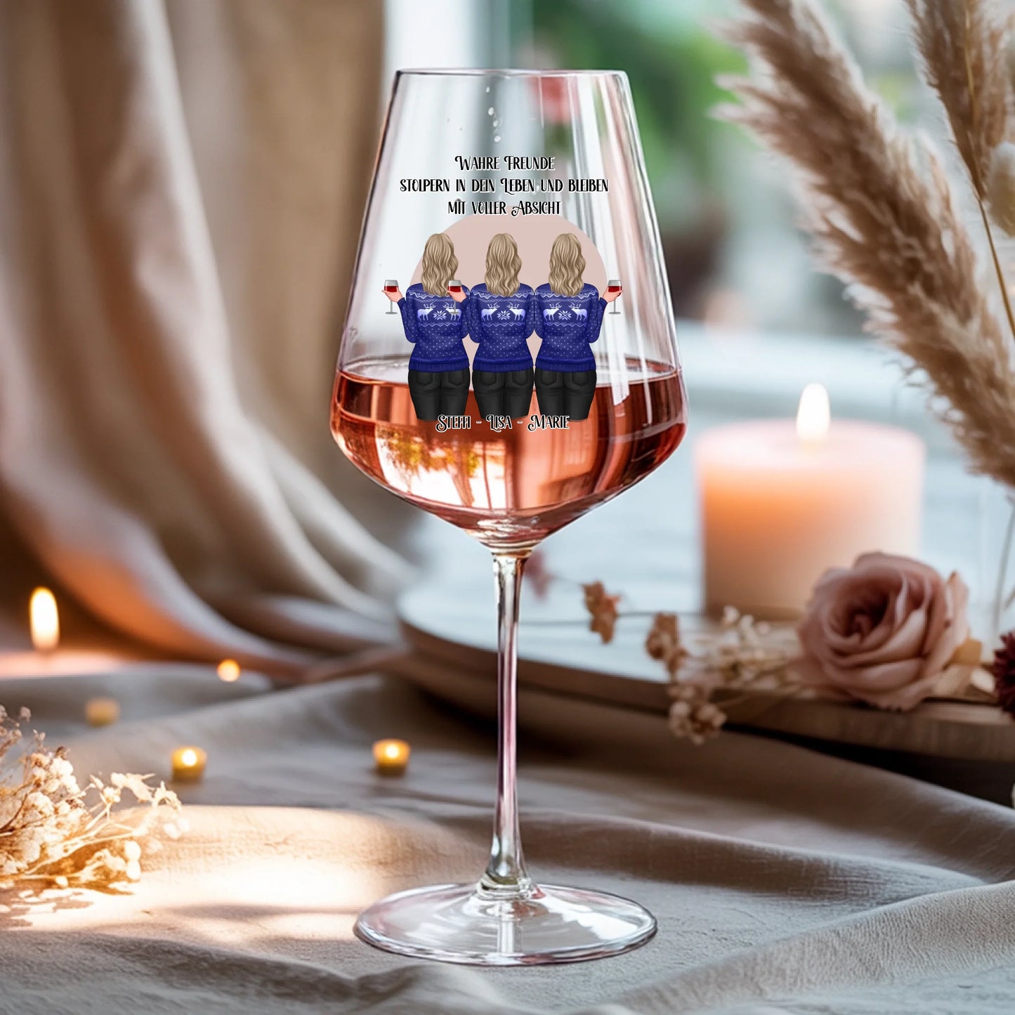 Weinglas-personalisiertes-Geschenk_0016_0001_4_a-beige-linen-background-is-present-show_RJhkBPeTRSyjbNEGHdymYg_WiXDhaHnQ