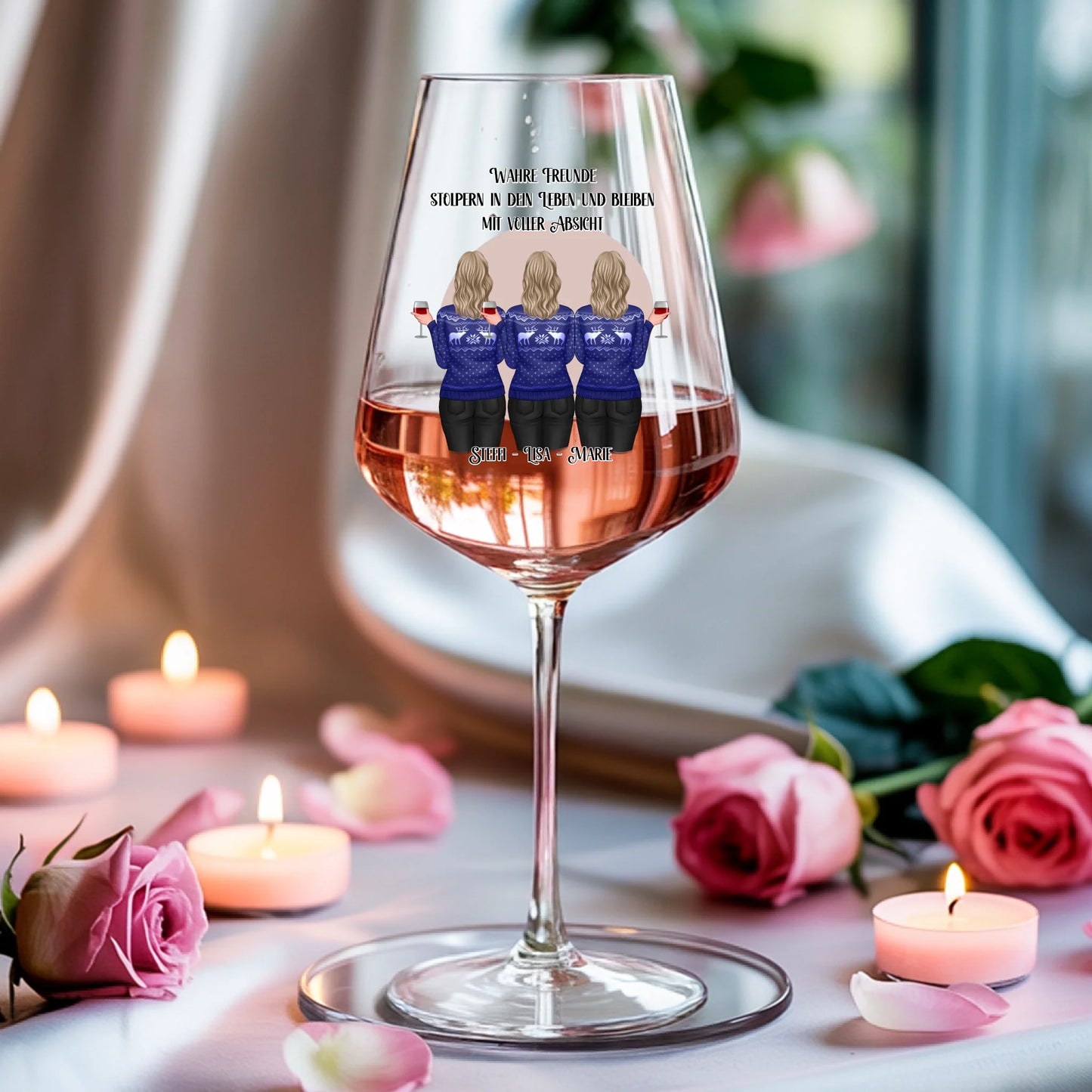 Weinglas-personalisiertes-Geschenk_0005_0004_3_a-soft-white-fabric-background-is-draped_XZk7X2P6QIqx85a1gqN-tg_HVdTCo_ZS