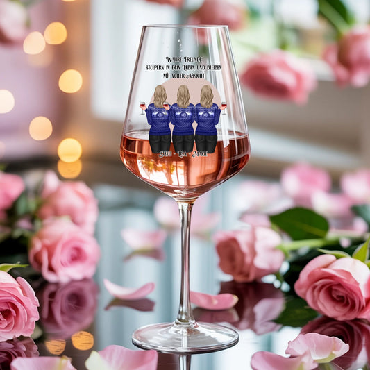 Weinglas-personalisiertes-Geschenk_0001_0005_4_a-soft-feminine-background-with-scattere_xm_0QyjqT3iTLYWU3hXWAA_GueaOQ5LQ