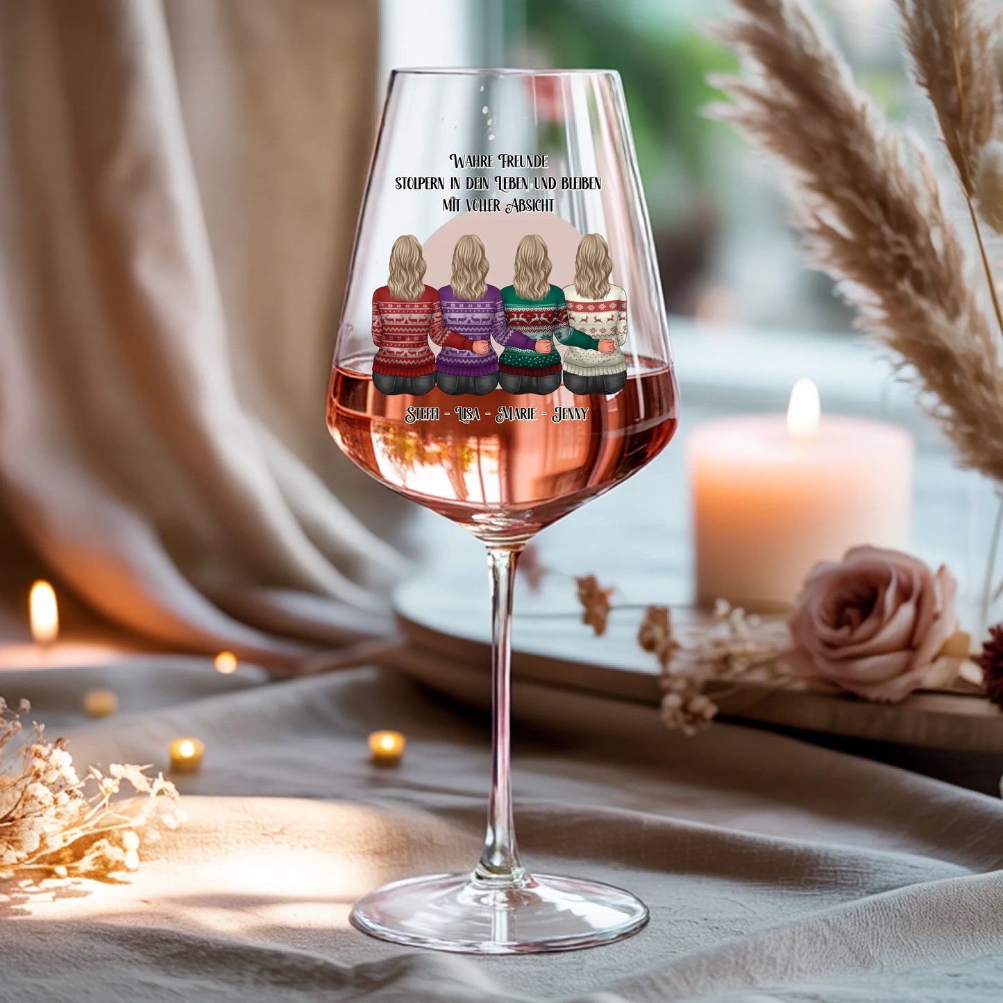 Weinglas-personalisiertes-Geschenk_0016_0001_4_a-beige-linen-background-is-present-show_RJhkBPeTRSyjbNEGHdymYg_WiXDhaHnQ