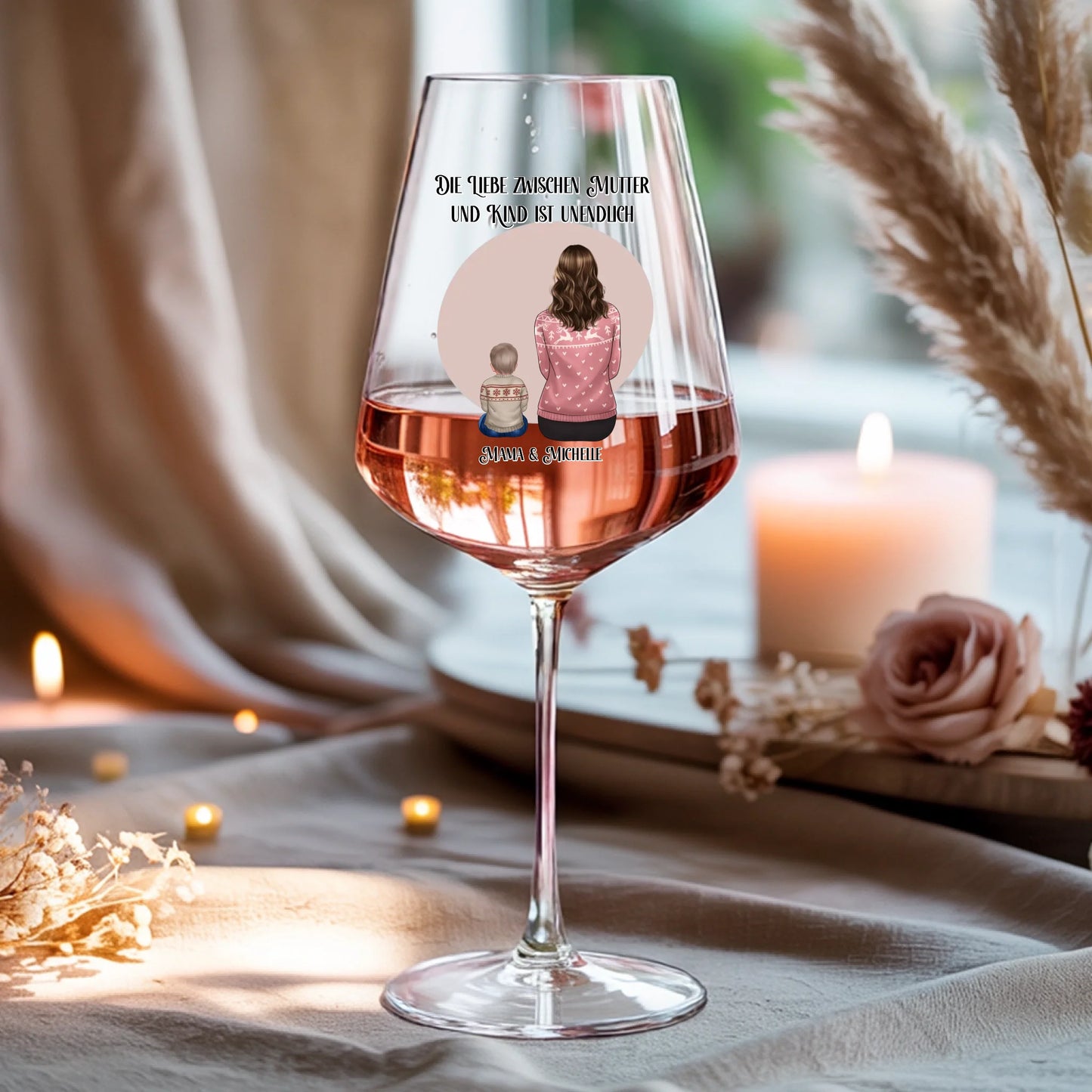 Weinglas-personalisiertes-Geschenk_0016_0001_4_a-beige-linen-background-is-present-show_RJhkBPeTRSyjbNEGHdymYg_WiXDhaHnQ