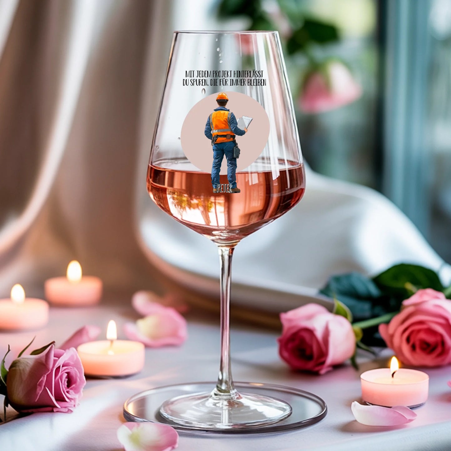 Weinglas-personalisiertes-Geschenk_0005_0004_3_a-soft-white-fabric-background-is-draped_XZk7X2P6QIqx85a1gqN-tg_HVdTCo_ZS