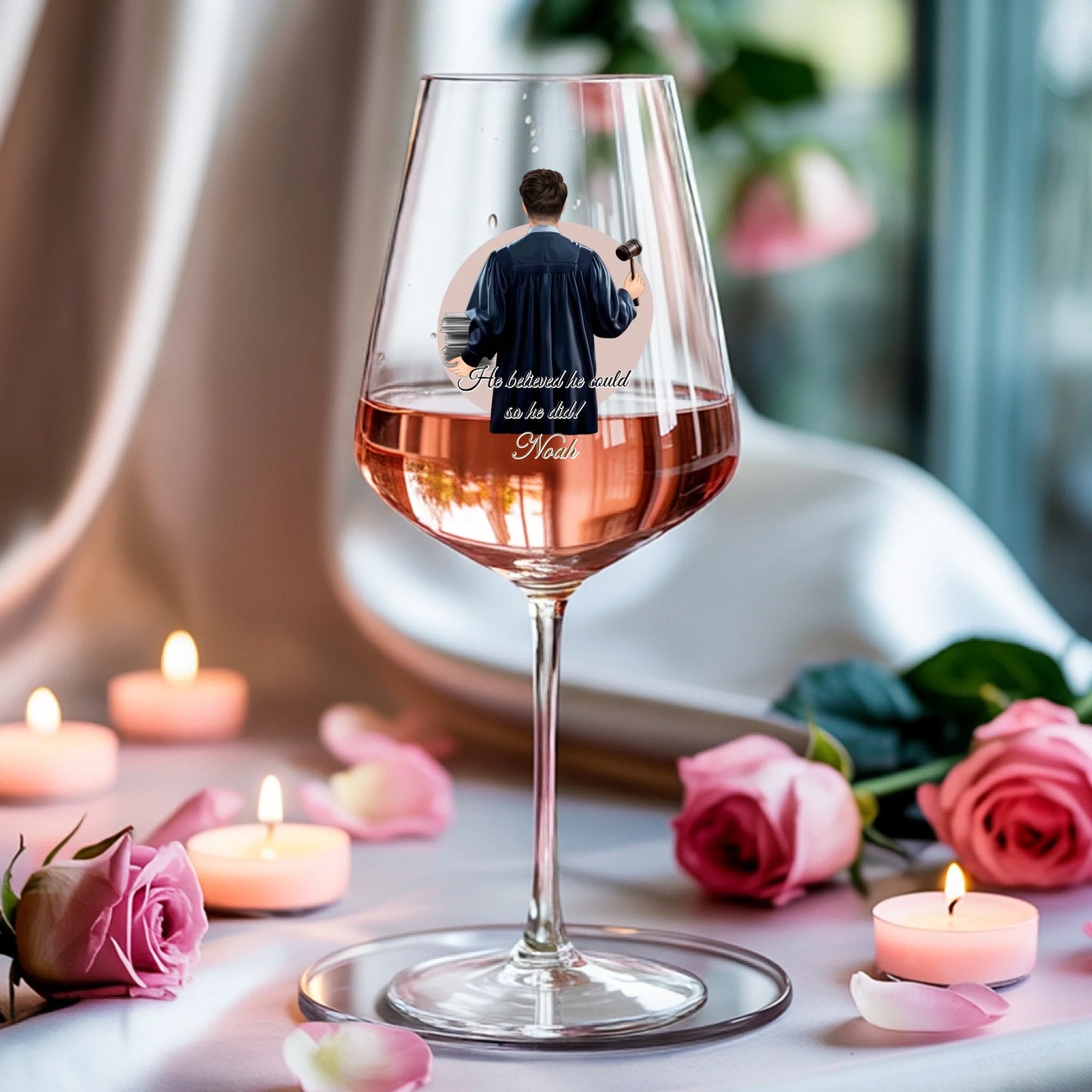 Weinglas-personalisiertes-Geschenk_0005_0004_3_a-soft-white-fabric-background-is-draped_XZk7X2P6QIqx85a1gqN-tg_HVdTCo_ZS
