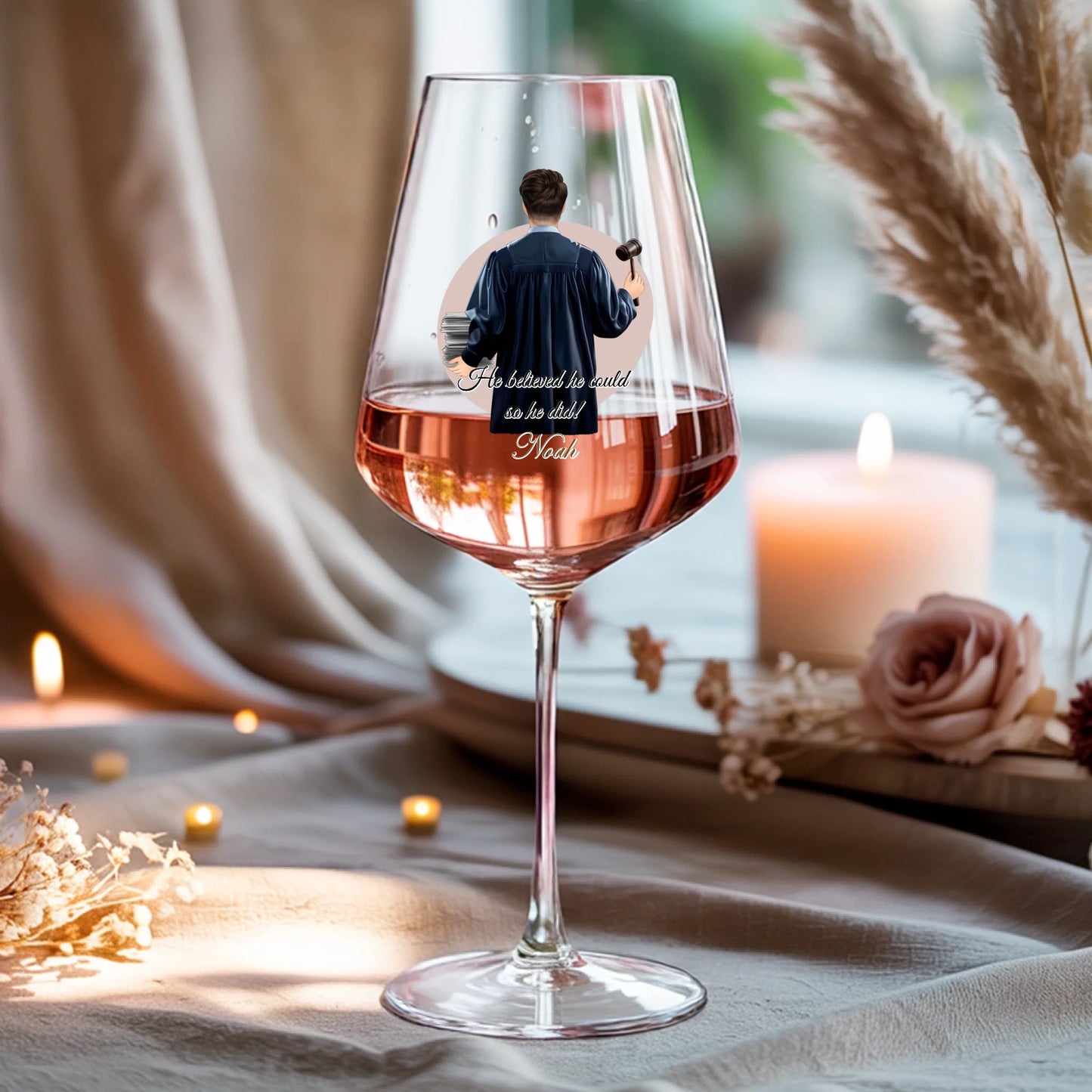 Weinglas-personalisiertes-Geschenk_0016_0001_4_a-beige-linen-background-is-present-show_RJhkBPeTRSyjbNEGHdymYg_WiXDhaHnQ