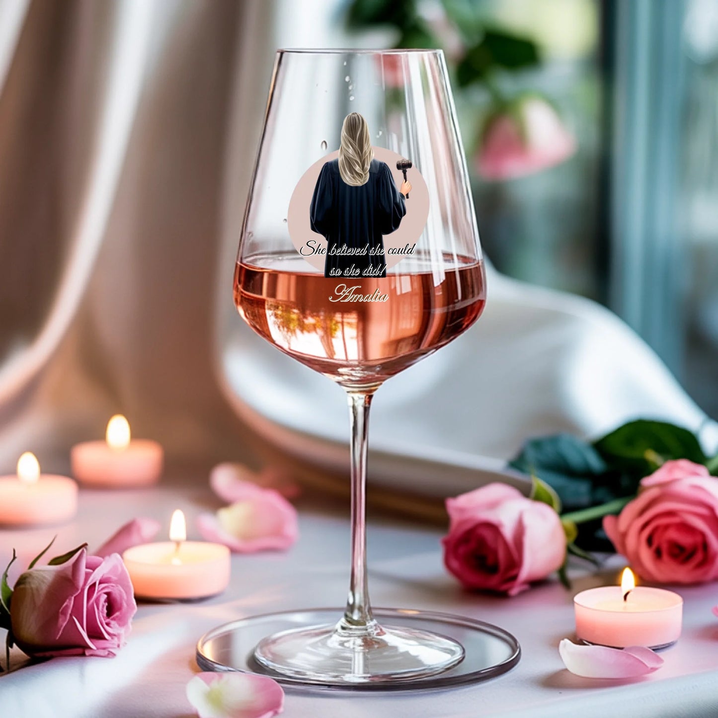 Weinglas-personalisiertes-Geschenk_0005_0004_3_a-soft-white-fabric-background-is-draped_XZk7X2P6QIqx85a1gqN-tg_HVdTCo_ZS