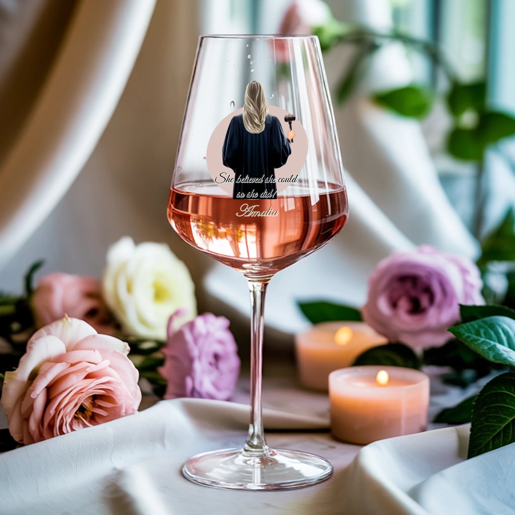 Weinglas-personalisiertes-Geschenk_0009_0003_3_a-soft-white-fabric-background-gently-dr_hbbLVLIFT8GJLVhUd2TxWw_twoo2GOIQ