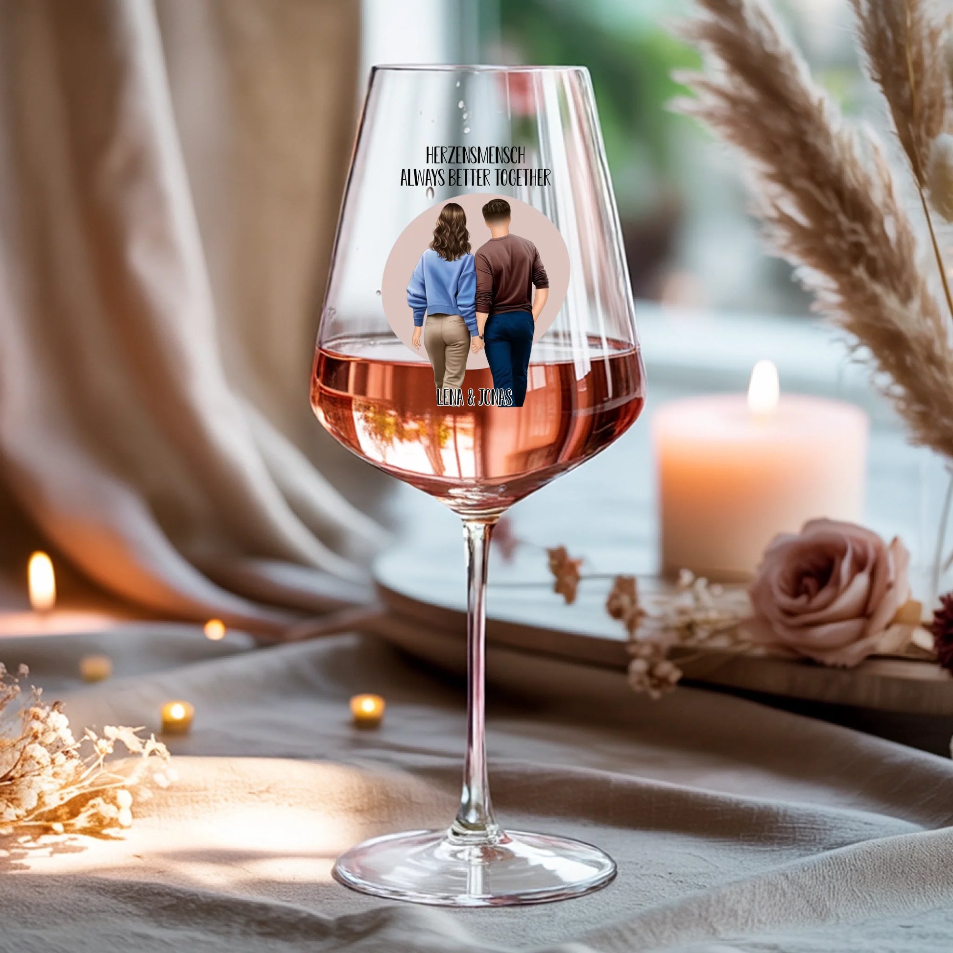 Weinglas-personalisiertes-Geschenk_0016_0001_4_a-beige-linen-background-is-present-show_RJhkBPeTRSyjbNEGHdymYg_WiXDhaHnQ