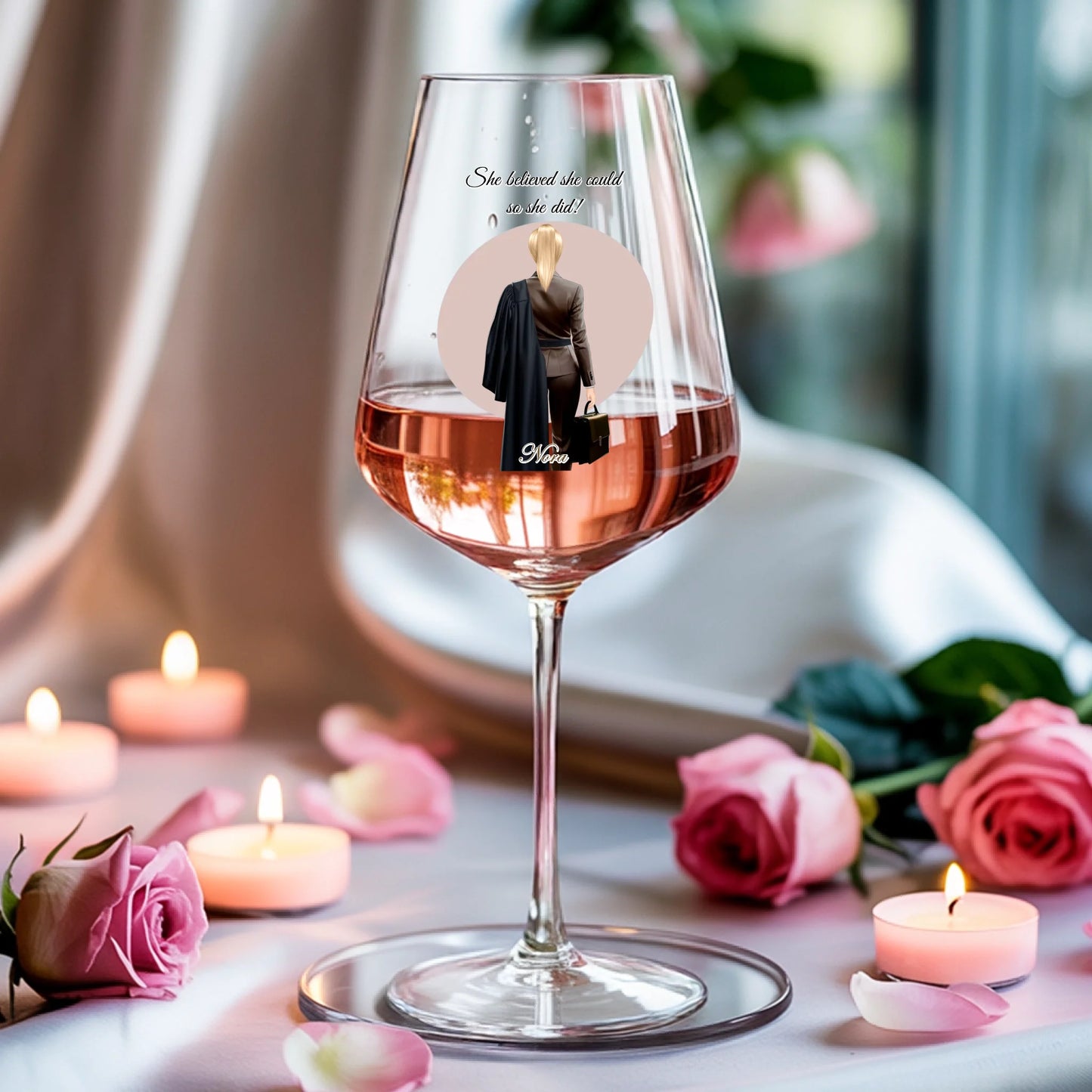 Weinglas-personalisiertes-Geschenk_0005_0004_3_a-soft-white-fabric-background-is-draped_XZk7X2P6QIqx85a1gqN-tg_HVdTCo_ZS