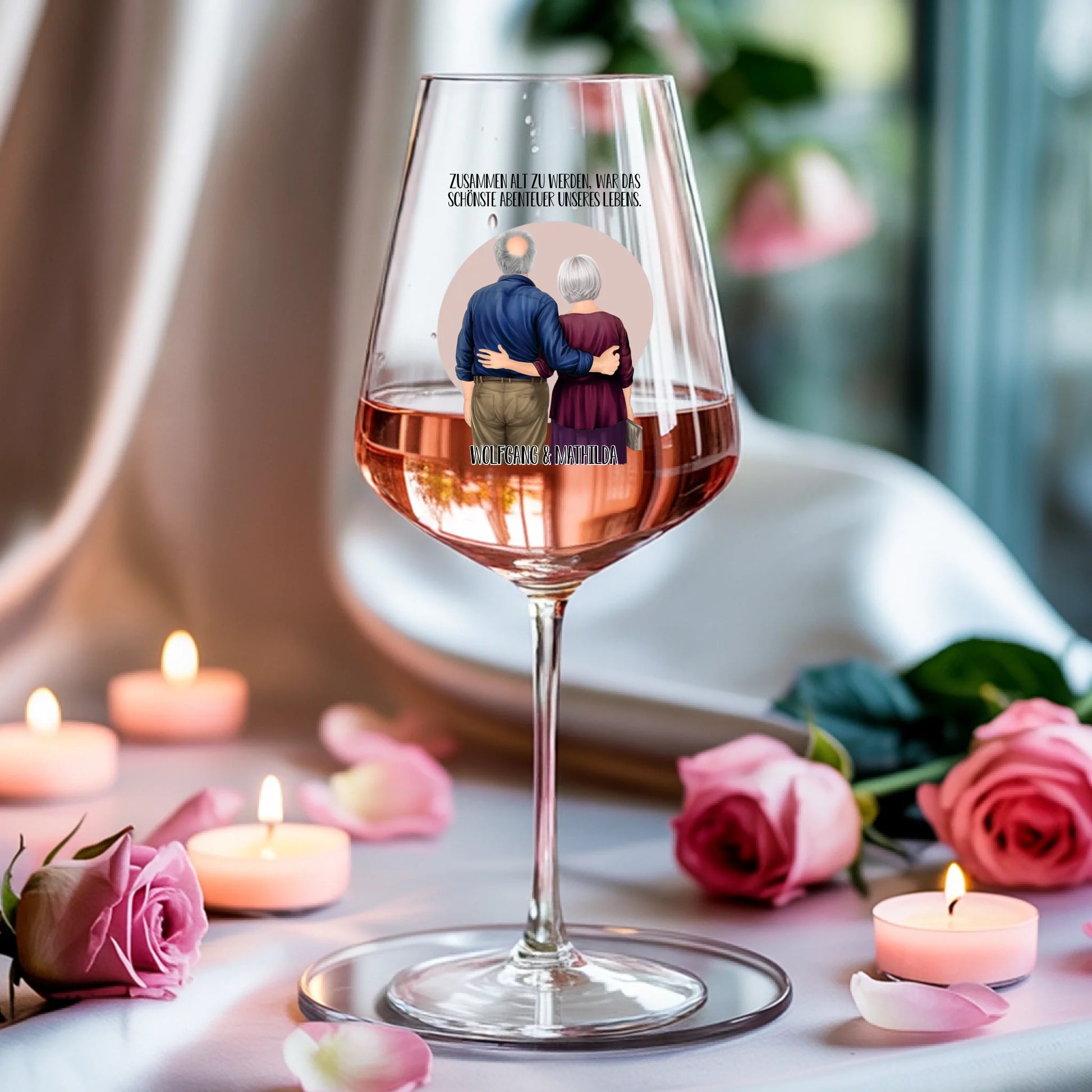 Weinglas-personalisiertes-Geschenk_0005_0004_3_a-soft-white-fabric-background-is-draped_XZk7X2P6QIqx85a1gqN-tg_HVdTCo_ZS
