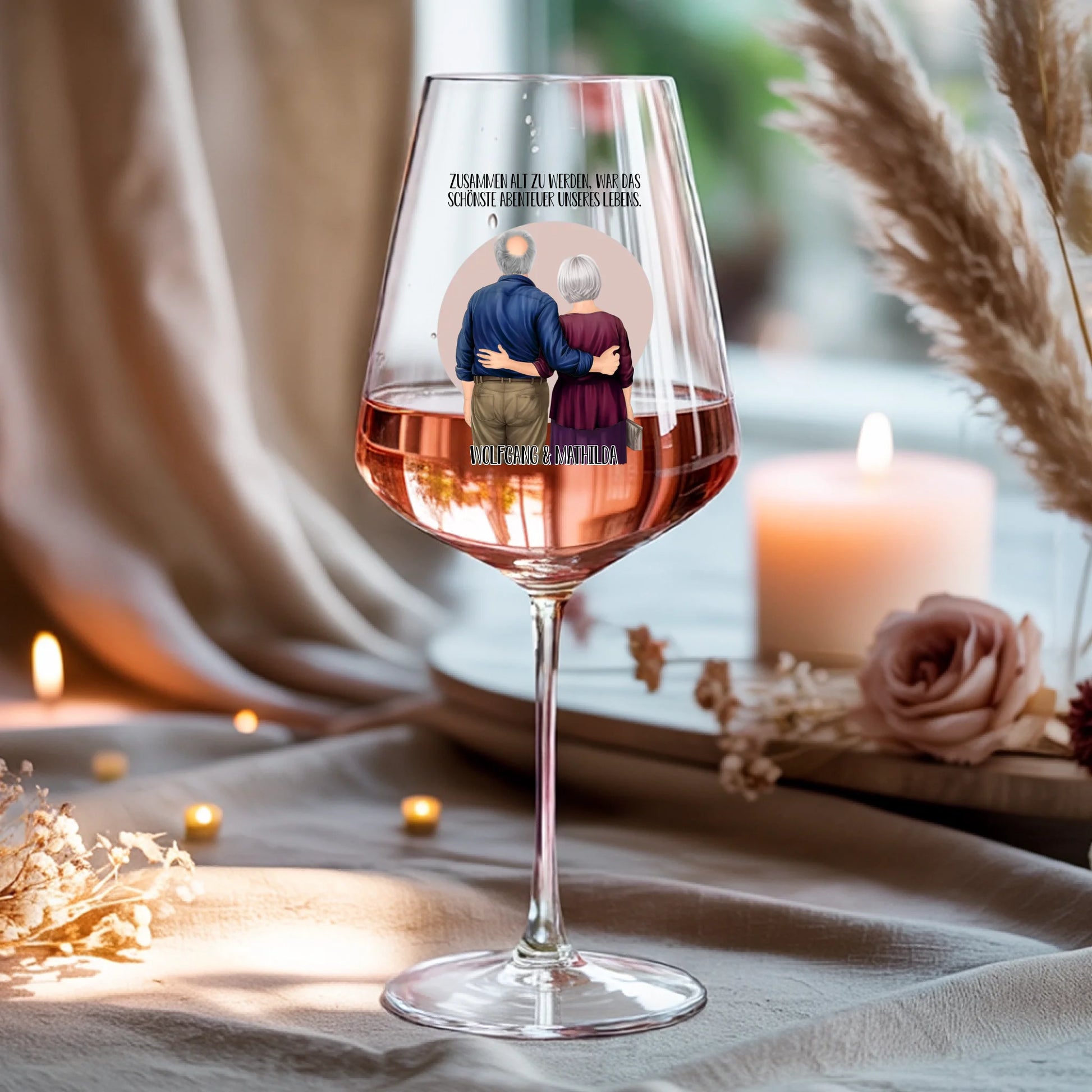 Weinglas-personalisiertes-Geschenk_0016_0001_4_a-beige-linen-background-is-present-show_RJhkBPeTRSyjbNEGHdymYg_WiXDhaHnQ