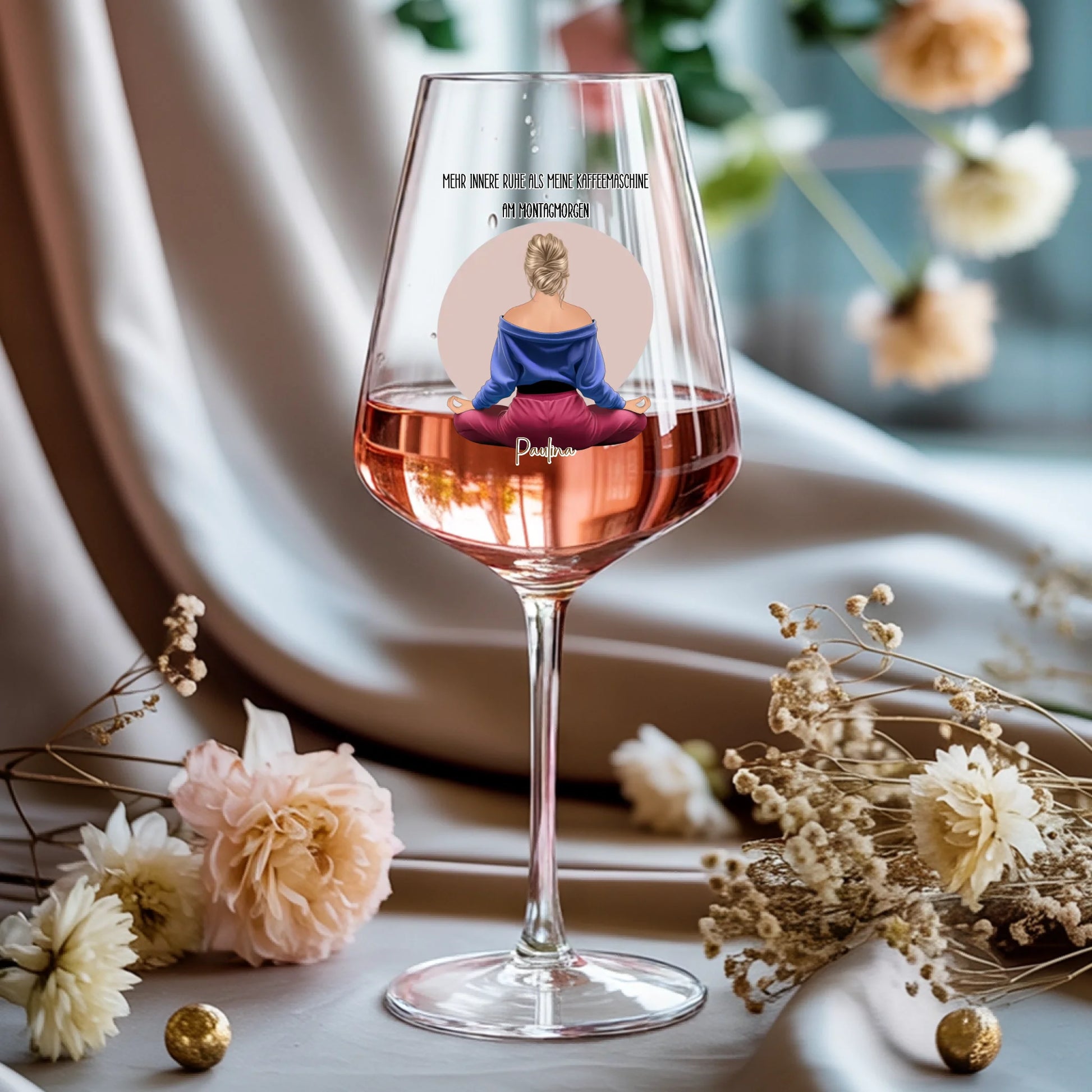 Weinglas-personalisiertes-Geschenk_0015_0002_1_a-rose-wine-glass-rests-gracefully-on-a-_WwBDbCwhQg-KGj6pVA5iqw_pt350IPER