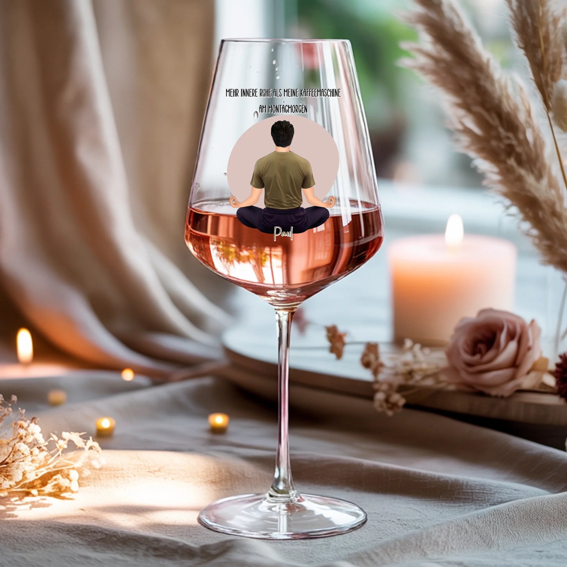 Weinglas-personalisiertes-Geschenk_0016_0001_4_a-beige-linen-background-is-present-show_RJhkBPeTRSyjbNEGHdymYg_WiXDhaHnQ