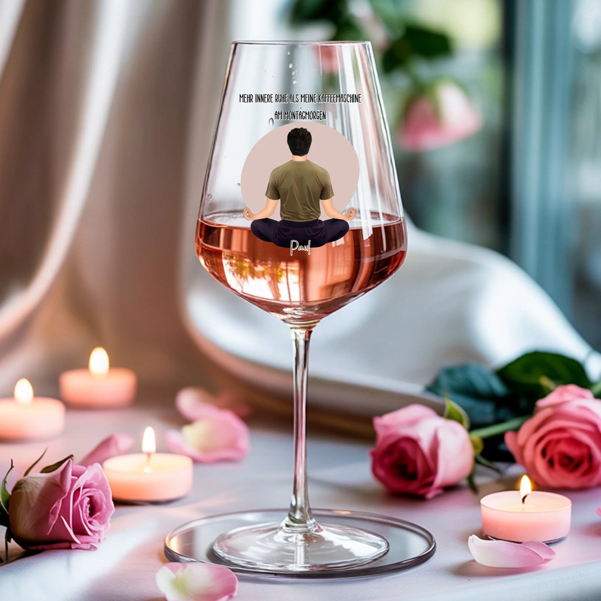 Weinglas-personalisiertes-Geschenk_0005_0004_3_a-soft-white-fabric-background-is-draped_XZk7X2P6QIqx85a1gqN-tg_HVdTCo_ZS