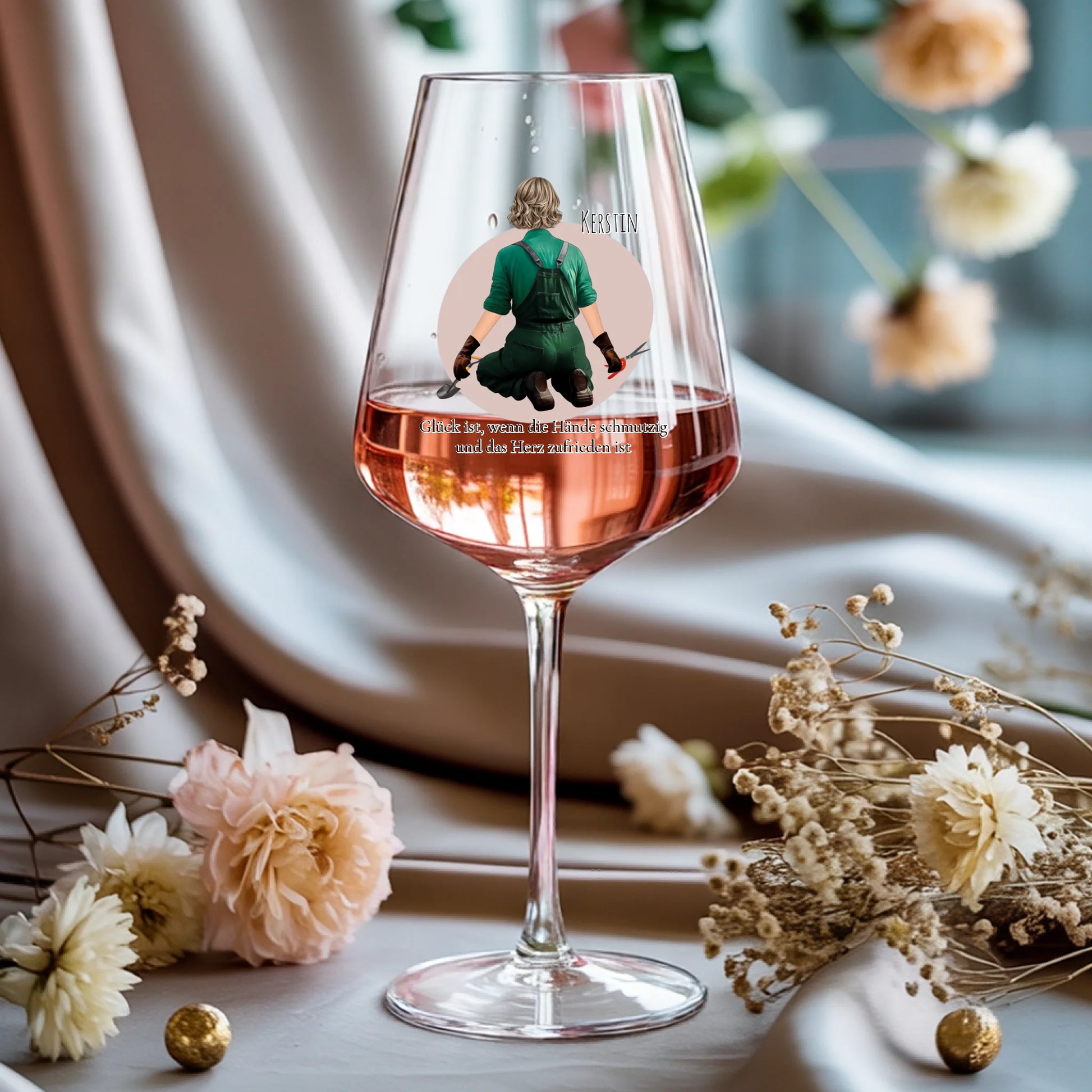 Weinglas-personalisiertes-Geschenk_0015_0002_1_a-rose-wine-glass-rests-gracefully-on-a-_WwBDbCwhQg-KGj6pVA5iqw_pt350IPER